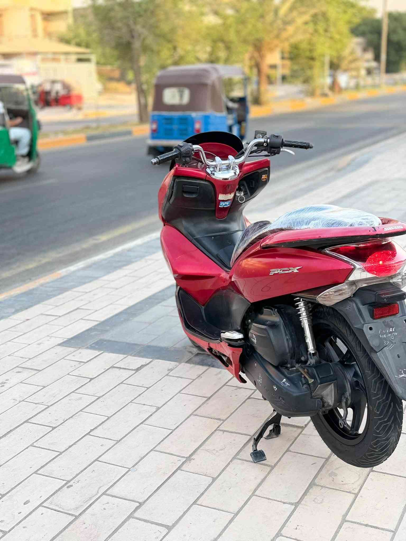سلام عليكم اللبيع دراجه pcx جيل لأول ياباني الأصلي نوزل خطين ستان كهربائي  حساس ازدحام شلعه معدل خير من الله دراجه مال رمبه  حجم المكينه 125    كهربائيات كله شغال دراجه مكفوله كفاله عامه   أي نقص مابيه الدراجه جديده السعر مليون 300 وبيه مجال المكان بغداد الدوره الرقم ***********
