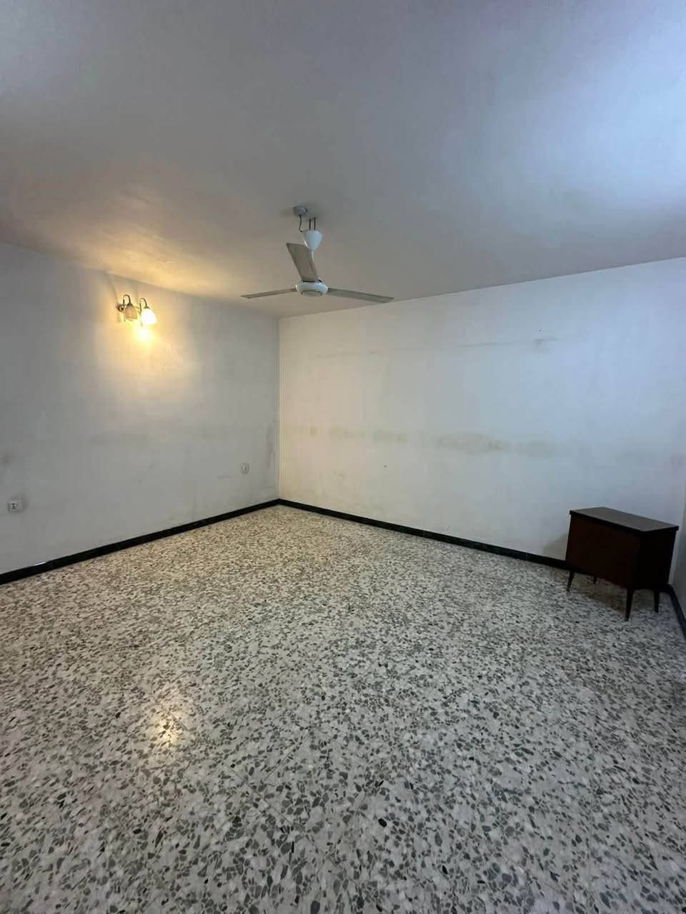 #للايجار_في_السيدية ⭐️
🏡 دار سكني للإيجار | مساحة 175م²

📍 الموقع: السيدية

✨ مواصفات العقار:
• 4 غرف نوم 🛏️
• صالة
• مطبخ
• خدمات صحية
• كراج 🚗

💰 بدل الإيجار: مليون و250 ألف دينار

📞 للاستفسار: ***********
📱 يتوفر واتساب

📍 أو زيارة موقع المكتب:
السيدية – شارع الكويتي

🏡 مكتب حلم عقاري للوساطة العقارية
