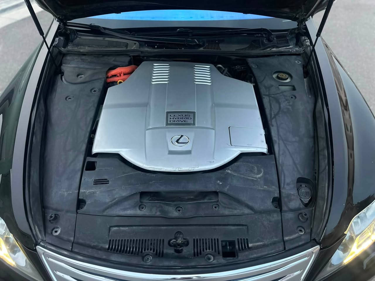 🚗 لكزس LS 600 موديل 2011 فل مواصفات VIP – هايبرد | خليجي وكالة سردار
سيارة فخمة جداً، استخدام شخصي، نظيفة، جاهزة للاستخدام بدون أي مصاريف.

🔹 المعلومات الأساسية:
- اللون: أسود ✨
- الممشى: 200,000 كم تقريباً
- وارد: خليجي (وكالة سردار)
- رقم: سليمانية (باسمي)

🔹 المحرك والأداء:
- محرك V8 سعة 5.0 لتر + محركات كهربائية (هايبرد)
- قوة إجمالية 438 حصان
- نظام دفع رباعي (AWD)
- قير أوتوماتيك ناعم جداً
- 4 أنظمة قيادة (Eco / Comfort / Normal / Sport)
- نظام تعليق فخم ومريح جداً

🔹 التبريد:
- نظام تبريد متكامل (5 قطع تبريد)

🔹 مواصفات VIP والفخامة:
- جلد أصلي فاخر
- مقاعد كهرباء أمامية وخلفية
- تبريد وتسخين المقاعد
- ميموري للمقاعد
- طبلة مشروبات فخمة (VIP)
- ستارة خلفية كهربائية
- إضاءة داخلية راقية
- اربع ابواب شفط اضافة الى الصندوق الخلفي

🔹 التكنولوجيا والصوتيات:
- شاشة كبيرة + نظام ملاحة
- كاميرا خلفية
- حساسات أمامية وخلفية
- نظام صوتي فاخر Mark Levinson (عدد 19 سماعة)
- نظام أوديو متكامل (CD / DVD / HDD)
- بلوتوث + AUX
- تحكم كامل من المقود

🔹 الإنارة:
- مصابيح أمامية LED
- نظام ذكي لتعديل مدى الإضاءة
- تحرك الإنارة مع حركة الستيرن (AFS)

🔹 الأمان:
- أكثر من 10 أيرباك
‏- ABS
‏- Traction Control
- نظام ثبات إلكتروني

🔹 الراحة والقيادة:
- تشغيل بصمة (Keyless Start)
- دخول ذكي (Smart Entry)
- فتحة سقف
- مثبت سرعة
- مرايا كهرباء + طي كهربائي

🔹 الحالة والتوضيح بكل أمانة:
- شرط الفحص (شاصي، مكينة، بودي)
- صبغ بنيد بسبب جراد (تجميل فقط)
- صبغ مدكر خلفي درجة أولى
- تبديل صندوق (بدون صبغ – أصلي وكالة)
- تايرات جديدة نوع برجستون
- بطارية الهايبرد مبدلة حديثاً (حالة شركة/وكالة)

📍 الموقع: [ البصره - الزبير ]  
💰 السعر: 165 (قابل للتفاوض بالمعقول)  
📞 للتواصل: [***********]

✨ قمة الفخامة من لكزس، سيارة VIP حقيقية تجمع القوة + الراحة + التكنولوجيا
