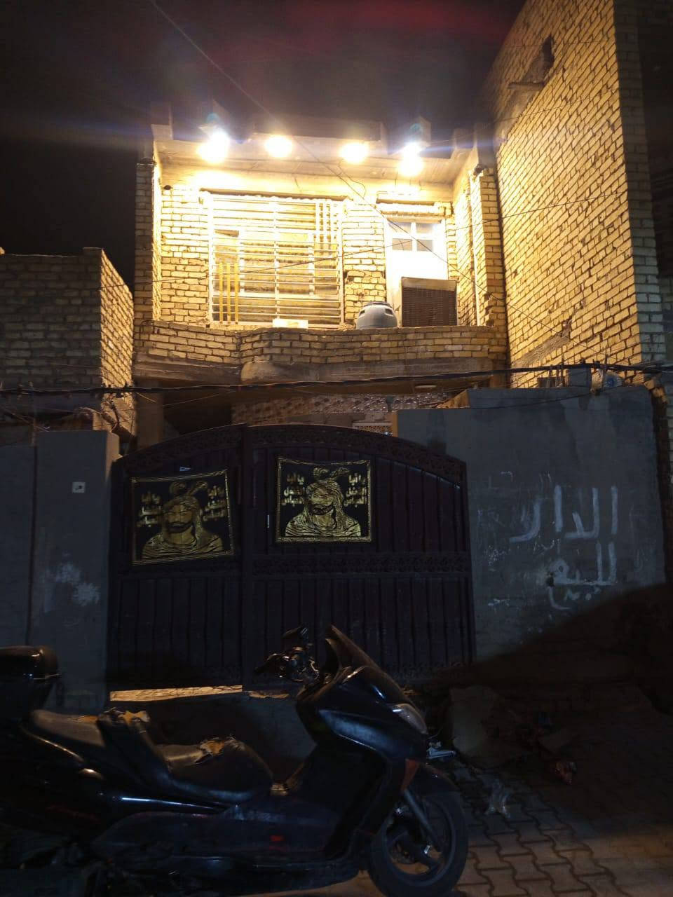 السلام عليكم ورحمه الله وبركاته بيت للبيع    المساحه 110 الوجهيه 5  النزال 22 طابق ونص  البيت يكون عالي عن الشارع المكان بغداد الشعله الغربي مقابيل القطاع السادس شارع حسينيه حسن المجتبى لتواصل خاص او ع واتساب ***********
