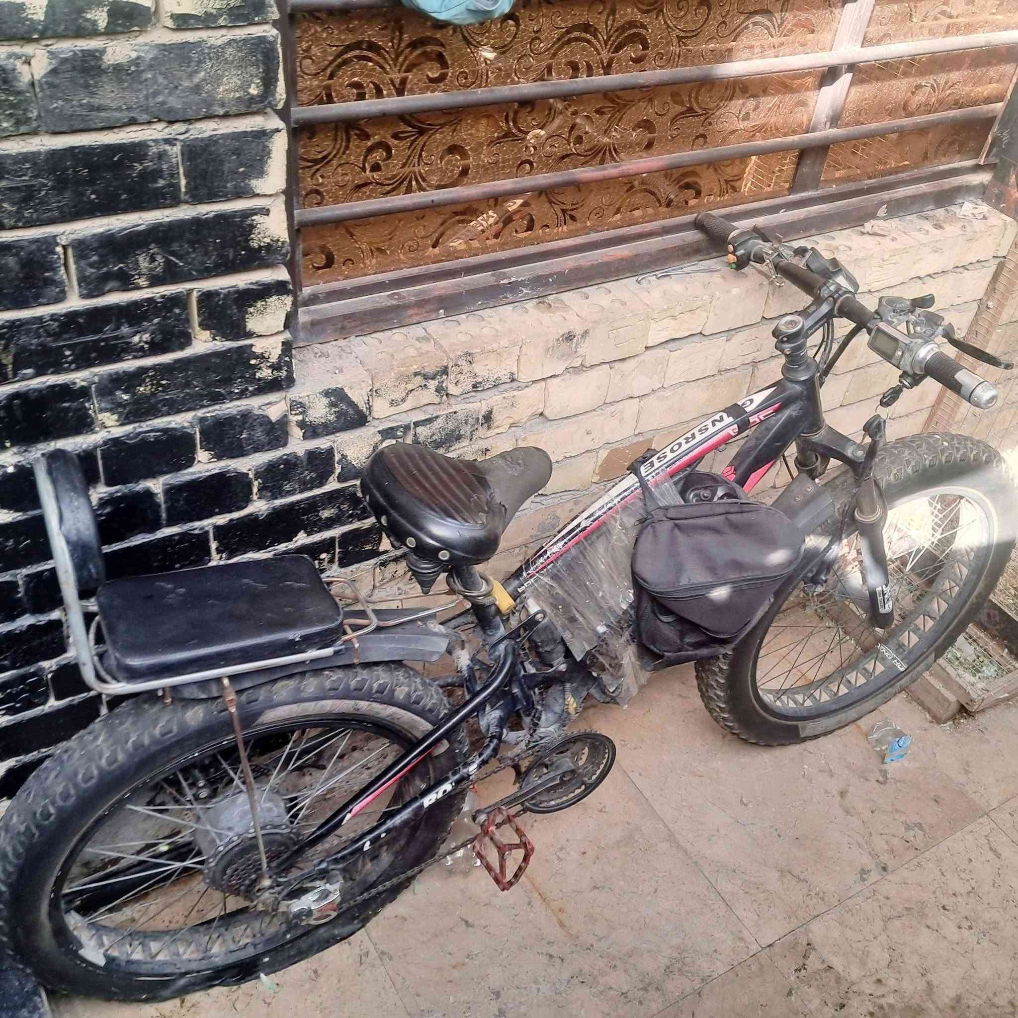 للبيع بايسكل كهربائي جبلي رياضي (Fat Bike) بحالة ممتازة وبطارية قوية! 🚲⚡
​المواصفات:
​بطارية ليثيوم 52V قوية وعملية وتطيح مدى ممتاز.
​يجي وياها الشاحن الأصلي والشاشة شغالة وكل إعداداتها تمام.
​الشصي قوي ويتحمل، وياه سيت خلفي إضافي وجنطة أمامية.
​الملاحظة: ⛳️⛳️العطل الوحيد بيها هو تبديل التاير الخلفي فقط، والباقي شغال 100%.
​السعر: 250 دينار (بيها مجال بسيط للراغب الصامل).
كامل ملحقات

​للإستفسار أو التواصل: (***********)
