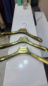 علاقة ملابس • ١٠٠ قطعة
