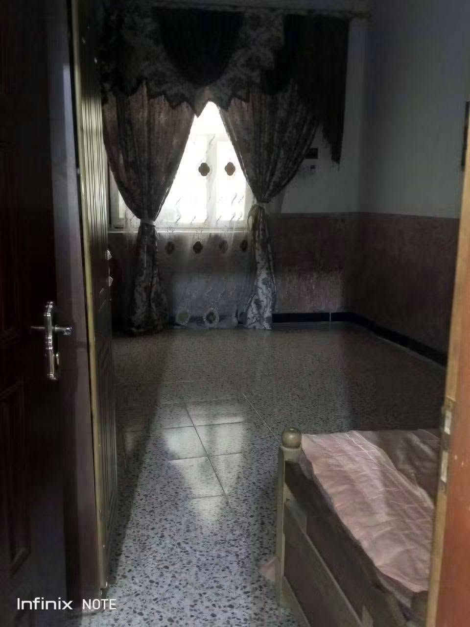 يالله .. دار سكن طابو سند ٢٥ تدخل شريك بالطابو حي متكامل وشورع مرتبه وخدمات من ماء اساله وكهرباء وطني وخط مولد ومجاري يبعدعن شارع سومر دغاره مسافه ١٥٠م موقعه حي غازي اول نزله مساحه البيت ٢٦٠م  بناء .. غرفتين وصاله ومطبخ وستقبال ومجمع صحيات داخليه وخارجيه .. حديقه حلوه ومرتبه .. تجعل لك  الراحه النفسيه والكعده الحلوه .. بناء نظيف وجديد. 

سعر البيت (٣٧) وبيه مجال  
التواصل والاتصال على الرقم ‏‪***********‬‏

نص مكتوب في الصور:
- Infinix NOTE