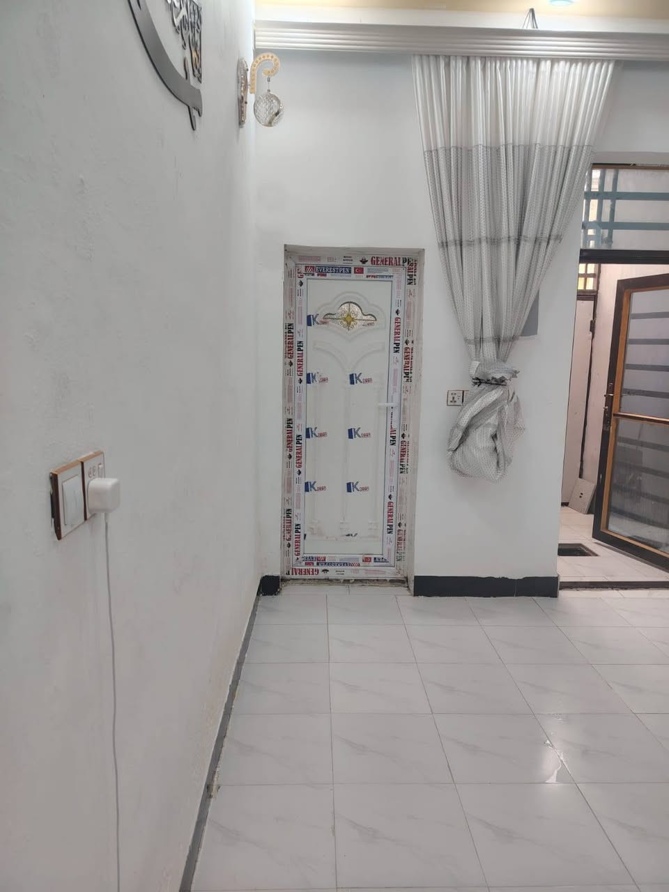 🏠 دار 50م – النجف الأشرف
📍 بصف السوك مقابل ملحق قرية الغدير عمود301
🧱 طابوق جمهور | 🏗️ سقف كونكريت
🛏️ غرفة + 🛋️ صالة + 🍳 مطبخ + 🚿 حمام + 🌤️ منور كامل +حجر درج+ خط مؤيد+ جاهز البيت +للسكن+
💰 20وبي مجال   قابل للتفاوض
📞 ***********
