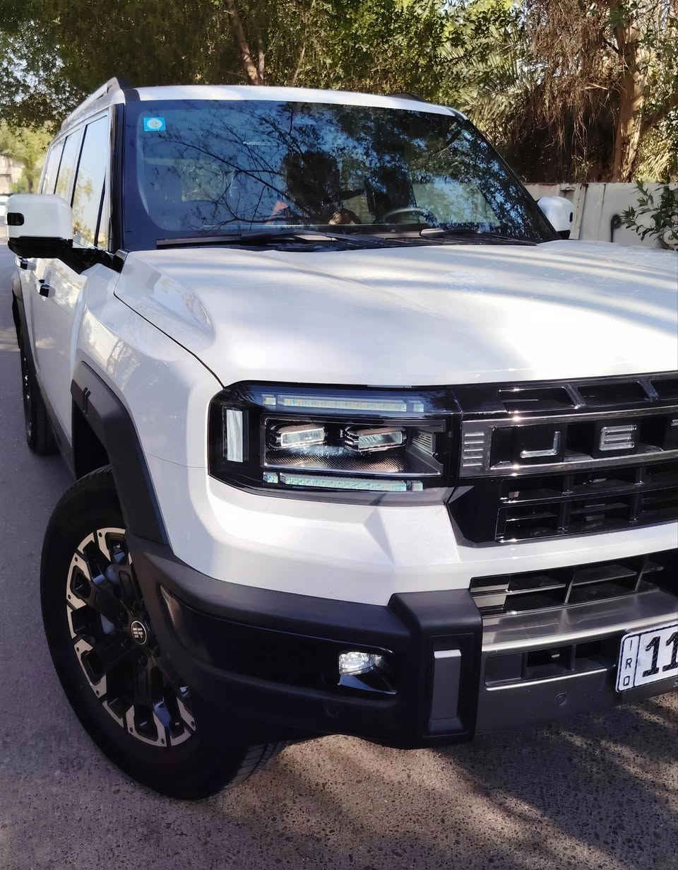 سلام عليكم  للبيع فقط سعر مناسب
جيتور G700 2026 ماشيا 2000 زيرو مرقم لوحات
اللون ابيض 
 بريميوم (أعلى فئة فول مواصفات) 🔥
السيارة ملكية، تجمع بين الفخامة وقوة البر الجبارة! 👑
🟢 أبرز المواصفات:
المحرك: هايبرد (بنزين + كهرباء) بقوة مرعبة 904 حصان 🚀
الممشى: تمشيك 1000 كم بالشحنة والتانكي ⛽🔋
البر: دفع رباعي مع 3 قفول دفرنشيال (دفلوك) وشاصي صلب ⛰️
التعليق: هيدروليك هوائي (جكات) يرفع وينزل السيارة
الكراسي: 6 مقاعد جلد فاخرة مع تبريد، تدفئة، ومساج ملكي 🛋️ 4كشنات 
الشاشات: شاشة عملاقة 35.4 إنش ممتدة  شاشه دشبول 
الصوت: نظام Lexicon فاخر 18 سماعة 🎧
الرفاهية: ، دوسات كهربائية، بانوراما مزدوجة
الأمان: كاميرات 360 + رادارات القيادة 
ركن الذاتي هوايا مواصفات 
مكانها بغداد حي الاعلام *********** اسف ع الاطاله ا
