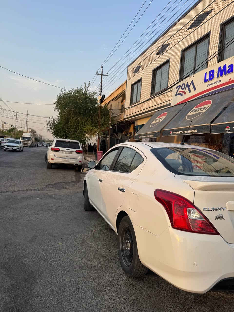 نيسان صني
موديلي ٢٠٢٢
‏٩٣هازاررويشتي
فول موصفاته
ناو زرد
سوكان فوليوم + يده نيك + دبل گيج + شاشه گەورە 
حساس + كاميره اوينه كاربا
تبريد ثلج ❄️ 
سعر ١٠٣
*********** أربيل, العراق
