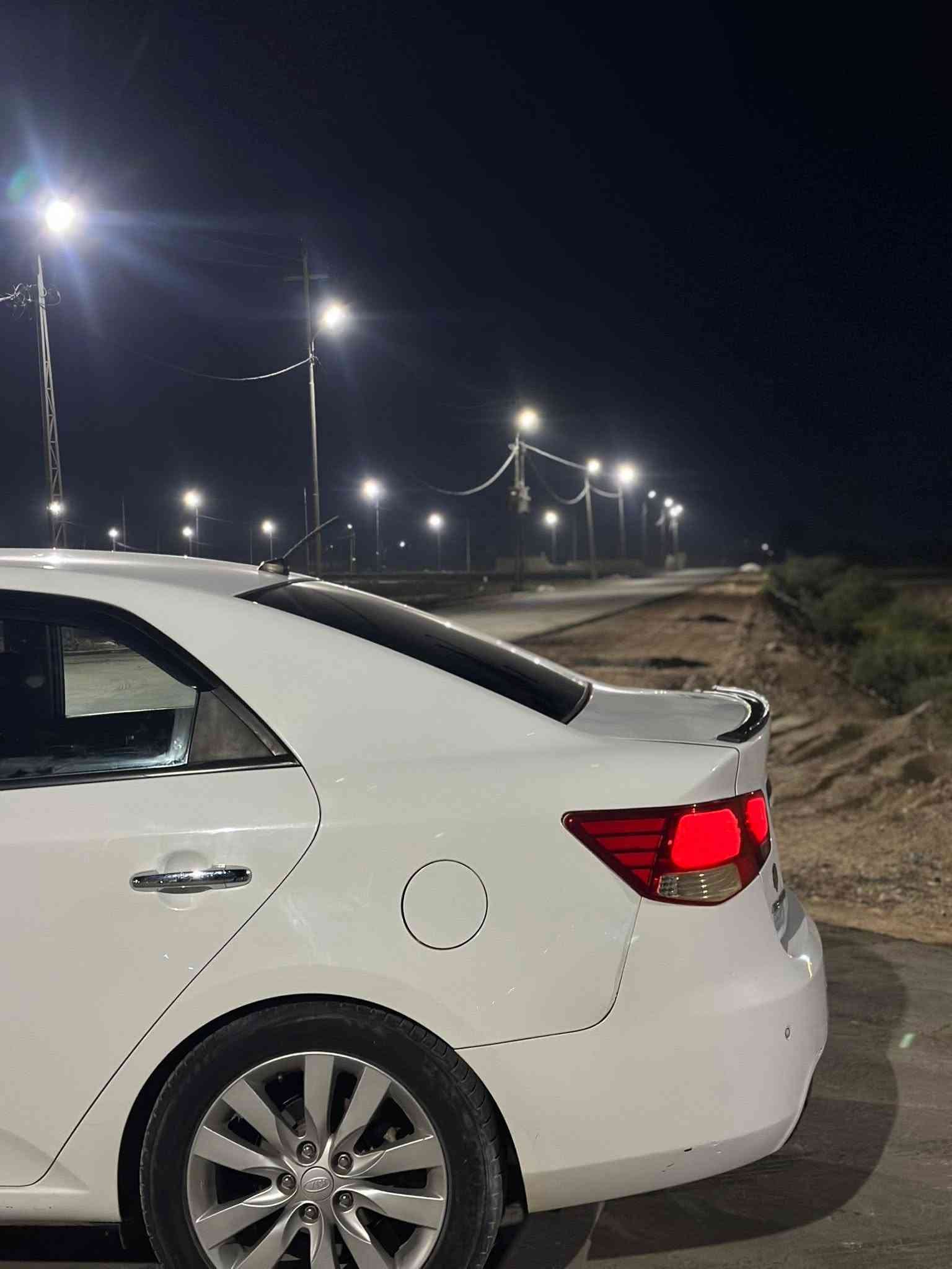 سيراتو موديل2012 السياره بيه باب تبديل وبيه الجاملغ الامامي بارد السياره فتحه بصمه السياره حلوه وجديده حداديه باتري فول السياره وحلوه سعره 100وبيه مجال مكاني ديوانيه ***********
