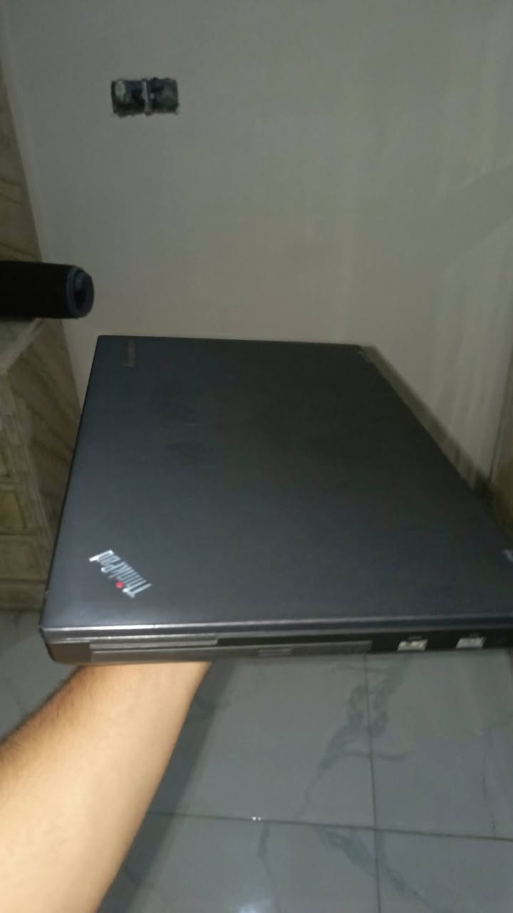 السلام عليكم 
لابتوب لينوفو ثنك باد 

نظامه ويندوز 11 برو 
مساحته 256 ssd 
الرام 8
يحتوي على كروت شاشة ثنين واحد مدمج والثاني خارجي 
واحد من Nvidia  k2100M 2G 
والثاني من انتل intel HD 4600
core i7 4710 MQ
الشاشة FHD-60Hz
تدعم الالعاب فورت نايت 60-70 فريم ثابت اذا حانت حراته متوسطة 
gta v  -- 40 فريم اداء متوسط 
واذا ضعيف 60 فريم 
وشيفرلي 2 - 60 فريم 
ذني الالعاب اني جربتهن عليه 

للاستفسار راسلني واتساب(***********) او ماسنجر ✨
