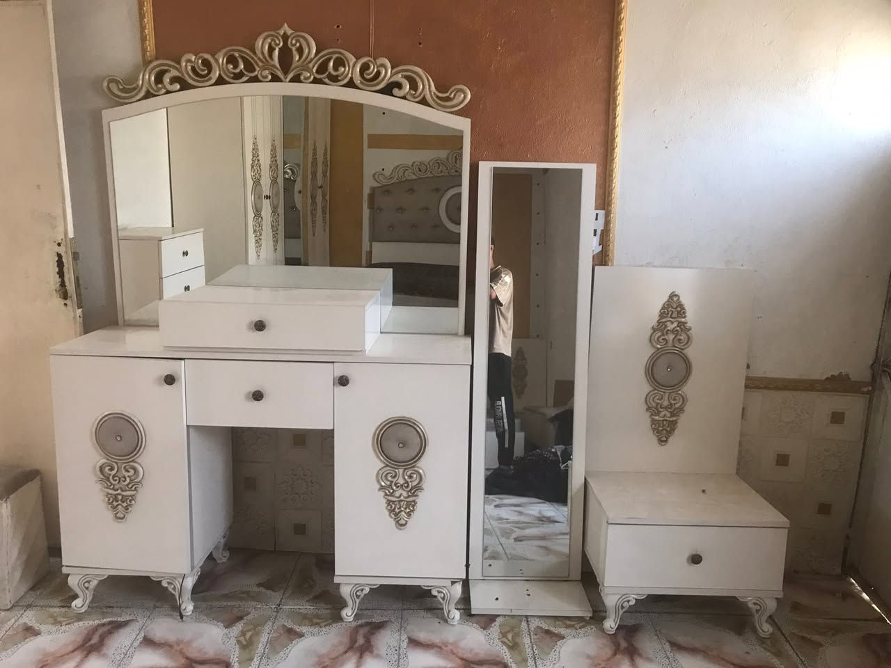 مرحبا شباب غرفه تركيه مستعمله 
10قطع نضيفه ومرتبه 
الغرفه مامفتوحة ولا مره علا اول شد 
سعرها ٤٠٠الف هية ودوشگها 
الضرر فقط المرايه الطولانيه المقعد من جوه فالت فقط واضحه بالصوره 

مكان بغداد رحمانيه الشعله

رقم الهاتف +واتساب ***********

انتبه
 10قطع ونضام قفل مو شد براغي 
يعني مو هاي ال٥قطع اليبيعوها ب٦٠٠
اني مشتريها بمليون و٣٠٠ الله شاهد
