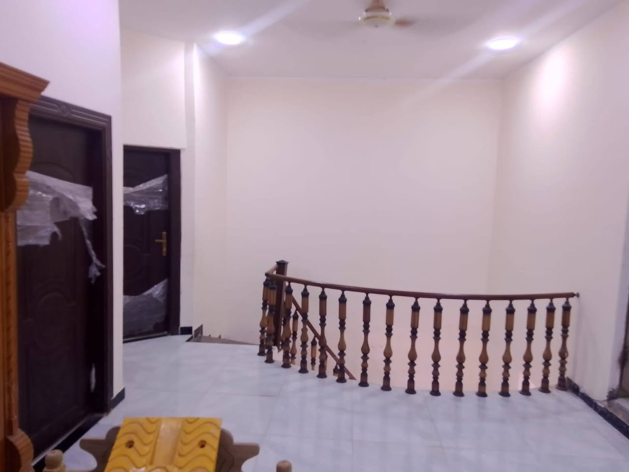 سلام عليكم 
يعلن مكتب عقارات الأصدقاء عن وجود بيت طابقين للبيع 
العنوان البصره قضاء ابو الخصيب شارع المحكمه 
جنس العقار طابو زراعي وكاله 
المساحه 200م 
يحتوي الطابق الاول على كراج + ديوانيه + مطبخ + صاله + 2 غرف نوم + صحيات داخليه و خارجيه 
الطابق الثاني يحتوي على 2 غرف نوم + صاله + صحيات 
السعر 136 مليون وبي مجال الاستفسار انتصل على الرقم (***********)
