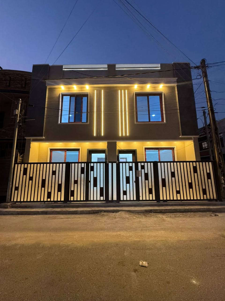 سلام عليكم مشتملات  عدد ( 2 )50 متر للبيع 🏡🏡
دارين 👍👍
 واجهه 5
نزال 10متر 
بناء حديث درجه اولى 
يحتوي على صاله ومطبخ وحمام 
الطابق الثاني
غرفتين نوم.  حمام. عدد 2
طابق الثالث غرفه نوم وسطح 

العنوان :: الامن الوطني مقابيل شقق حي الصدام السكني السعر خاص رقم الهاتف ***********
