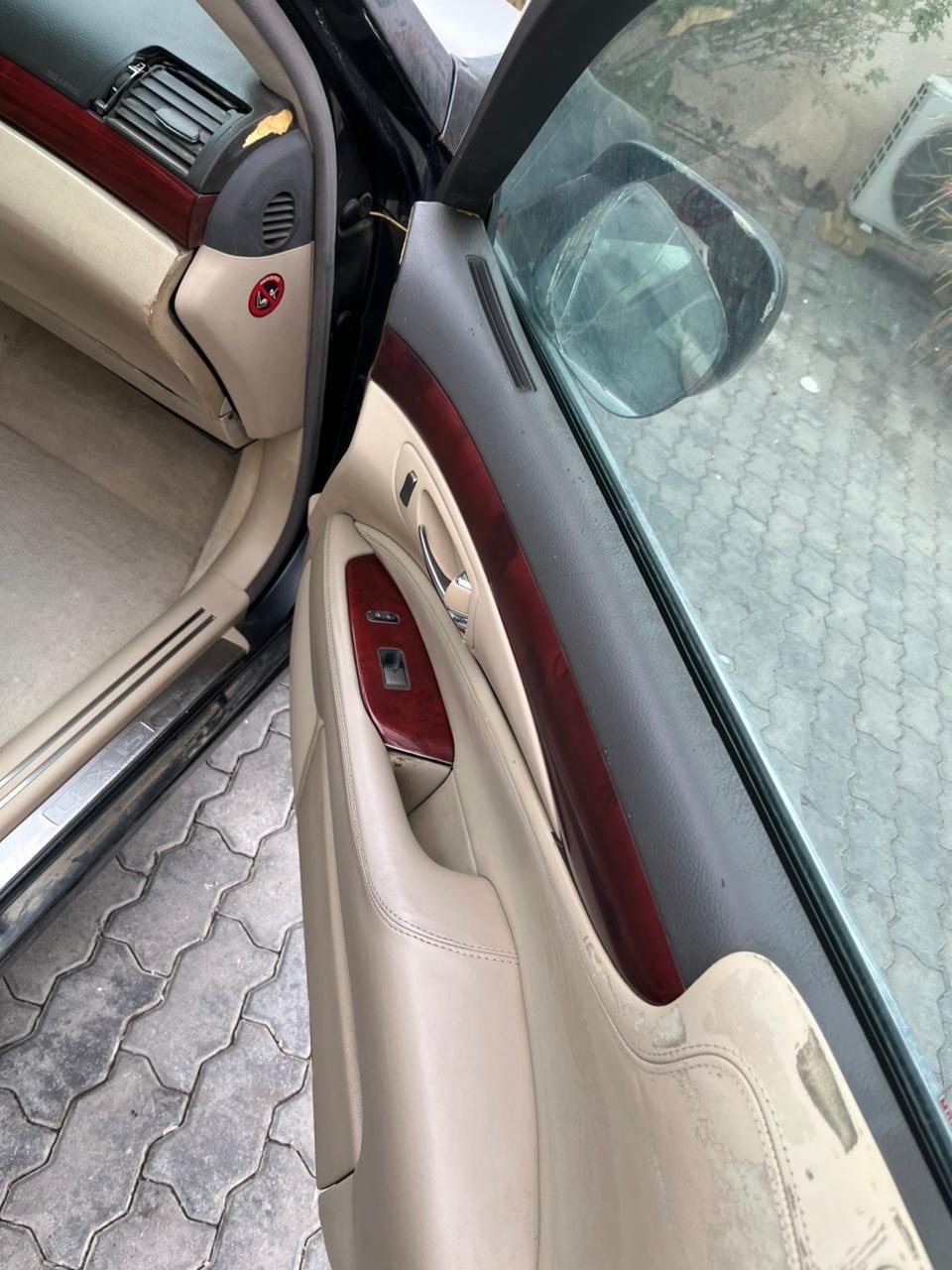 السياره 2007مكينه بيهه صوت رواجز  سنويه منتهيه الضرر الي بيهه بالمدكر الايسر الي موضع بالصوره دعمه خفيفه ومصلحينه السياره على بلادهه لا مصبوغه ولا معجون اذا اكو مراوس  السعر 115 ورقه 
لكزز L460 سياره حلوه ومرتبه