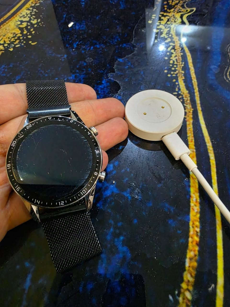 السلام GT من هواوي
سير متحرك 
سناتر شغالة 
ضمان الساعة تروح لشركة هواوي اذا بيها ضرر او تصليح او مفتوحة تاخذ بكد فلوسها تعويض 
الساعة تعمل بالكامل تربط على سامسونج او هواوي او ابل 
جميلة جدا وعملية 
امانة الله مااعرف اسعار البيع قيم بما يرضي الله 
اني مشتريها فوك 250الف جديدة من الربيعي 
جميع أغراضها وعلبتها موجودة 
غير متواجد بالكروب 
تواصل معي على الرقم 
***********
متاح واتساب
