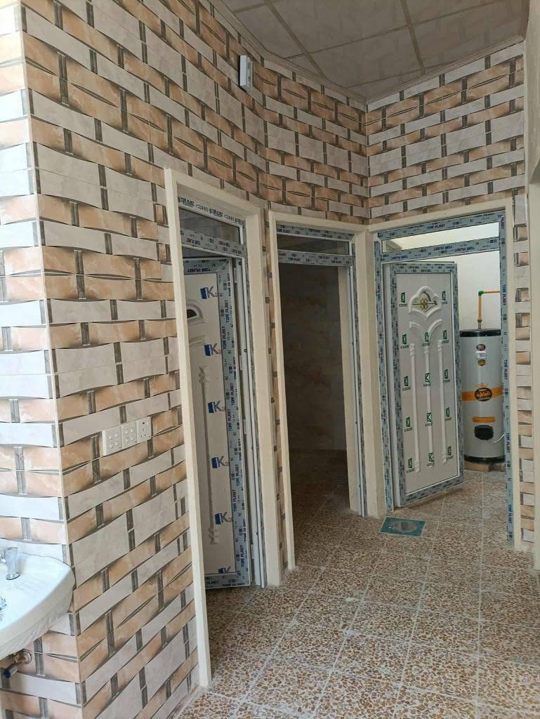 سلام عليكم بيت للبيع بسعر مناسب منطقه كراج شمال عطشانه  قريب على شارع عام مساحة  دار 67 متر  طابقين بناء محدد طابقين بي 4 غرف نوم مطبخ وصحيات   لاستفسار اكتر هدا رقمي *********** موصل, نينوى
