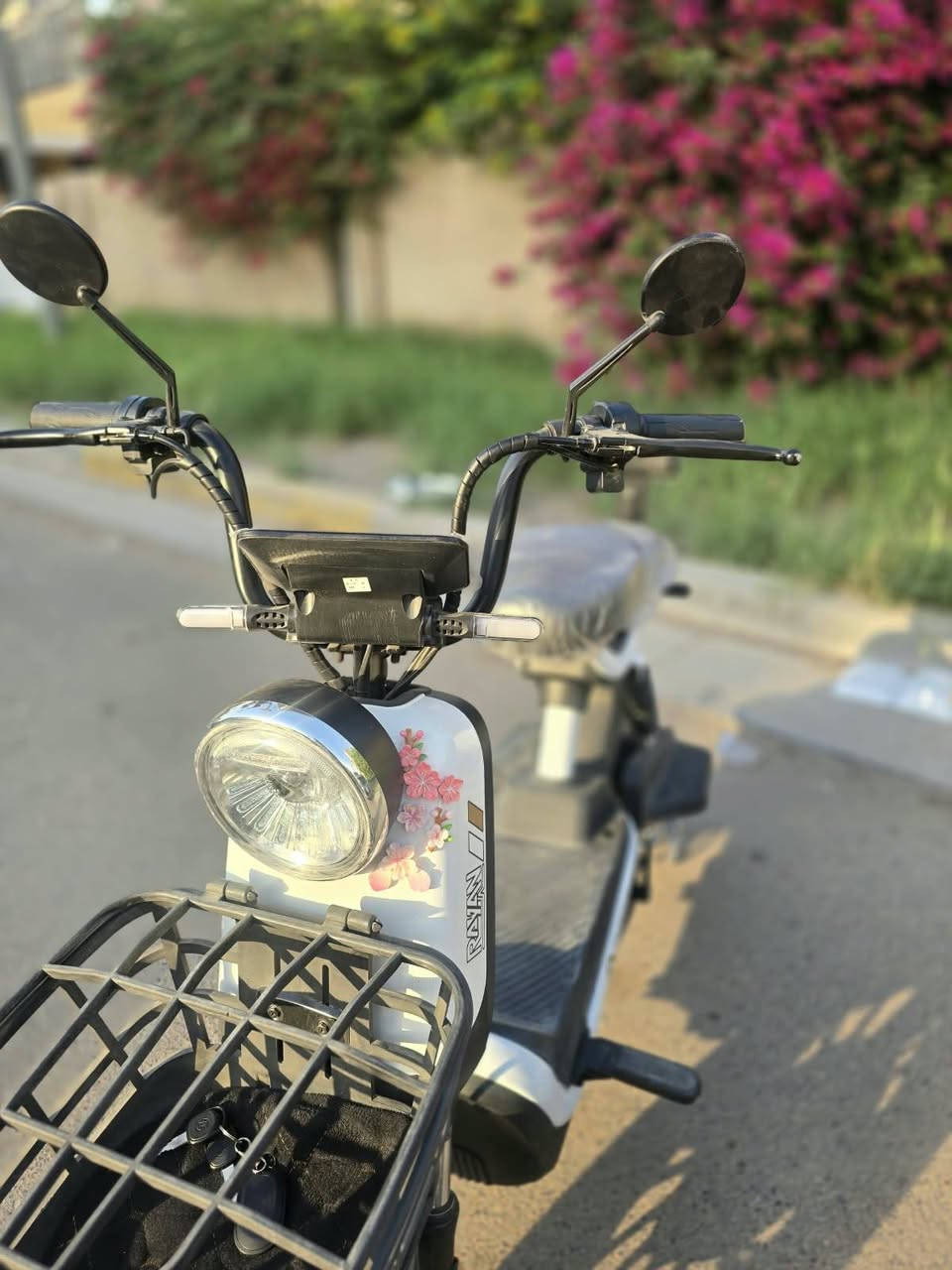 دراجة للبيع
السلام عليكم 
دراجه شحن للبيع نظافة فول محرك كهربائي (Hub Motor) 🏍
 اربع بطاريات بيها و 3 سرع حقيقيه وبيها كيرين 
🔋شاحنه اصليه
 دراجه كلش نظيفه مال بنيه مشتغله اقل الشهر كلشي شغال بيها نقصها بس بطاريات لان متروكه صار فتره
السعر ٣٠٠ وبيهه مجال بسيط للشراي
العنوان المنصور 
للاتصال وتساب 
***********

