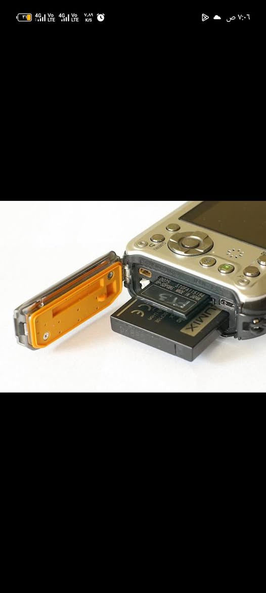 كاميرا Panasonic Lumix DMC-FT3 هي من شركة Panasonic اليابانية 🇯🇵
📷 المواصفات الأساسية
الدقة: 14.1 ميغابكسل فعليًا.
المستشعر: CCD بحجم 1/2.33 بوصة.
أقصى دقة للصور: 4320 × 3240.
نوع الكاميرا: مدمجة Compact.
ألوان الصور: 4:3 و3:2 و16:9. �
Panasonic +١
🔭 العدسة والتقريب
تستخدم عدسة LEICA DC VARIO-ELMAR، وهي من أبرز نقاط قوة الكاميرا.
زوم بصري: 4.6×
البعد البؤري المكافئ: 28–128mm
فتحة العدسة: F3.3–F5.9
زوم رقمي: 4×
تقريب Intelligent Zoom يصل إلى 6×
يوجد Power O.I.S. لتثبيت الصورة بصريًا.
التصوير القريب يصل إلى 5 سم عند استخدام الزاوية الواسعة. �
Panasonic
🌊 مقاومة الماء والصدمات
وهذه أهم ميزة في FT2:
مقاومة للماء حتى 10 أمتار.
يمكن استخدامها تحت الماء لمدة تصل إلى 60 دقيقة وفق شروط الشركة.
مقاومة للغبار.
مقاومة للسقوط من ارتفاع يصل إلى 2 متر.
مقاومة للتجمّد حتى -10°C. �
ManualZilla +١🎥 الفيديو
تسجل فيديو HD 720p وليس Full HD:
1280 × 720
AVCHD Lite
تصل إلى 60p في وضع AVCHD Lite، مع خرج المستشعر 30 إطار/ثانية.
وتدعم أيضًا Motion JPEG.
يوجد HDMI Mini لعرض الفيديو والصور على شاشة متوافقة. �
Panasonic
🖥️ الشاشة
الحجم: 2.7 بوصة
النوع: TFT LCD
الدقة: حوالي 230 ألف نقطة
تغطية الصورة: حوالي 100%.
يوجد وضع Power LCD لتحسين الرؤية في الخارج. �
Panasonic
🌙 التصوير في الإضاءة الضعيفة
حساسيتها:
ISO 80 / 100 / 200 / 400 / 800 / 1600
وفي وضع High Sensitivity يمكن أن تصل إلى ISO 6400، لكن جودة الصورة تقل بشكل واضح عند رفع ISO بسبب صغر حساس CCD. �
Panasonic
وتحتوي على أوضاع كثيرة، منها:
تصوير ليلي
بورتريه
رياضة
غروب
طعام
أطفال
حيوانات
ألعاب نارية
سماء مليئة بالنجوم
بانوراما
تصوير تحت الماء
Beach & Surf
Snow
High Dynamic
High Sensitivity
⚡ التصوير المتتابع
يوجد وضع تصوير سريع يصل إلى حوالي 10 صور/ثانية في وضع السرعة، لكن بدقة منخفضة تبلغ حوالي 3 ميغابكسل. كما يوجد التصوير المتتابع العادي بحوالي 1.8 صورة/ثانية. �
Panasonic
🔋 البطارية
تستخدم بطارية:
Lithium-ion 3.6V / 940mAh
وعمر البطارية الرسمي حوالي 360 صورة وفق معيار CIPA. �
Panasonic
💾 الذاكرة
تحتوي على ذاكرة داخلية حوالي 40MB، وتدعم:
SD
SDHC
SDXC
وأفضل شيء استخدامها مع بطاقة SD حديثة بسعة مناسبة. �
Panasonic
📏 الحجم والوزن
أبعادها تقريبًا:
99.3 × 63.1 × 24.3 ملم
والوزن:
حوالي 167 غرامًا للجسم فقط.
حوالي 188 غرامًا مع البطارية وبطاقة الذاكرة. �
السعر 100.000 مع التوصيل لكافه محافضات العراق رقمي راسلني واتساب وتدلل ***********
