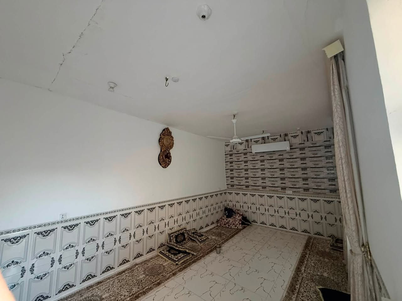 بيت ركن مساحة 240 متر، طابو زراعي سند 25، ويتكون من:

• استقبال خارجي.  • غرفتين نوم. • صالة • مطبخ .   
• مجمع صحيات خارجية
• السقف صب و البناء بلوك
• الأساس كونكريت • أرضيات بورسلين

📍 قرب ملعب هشام زليزل

للإستفسار أكثر

***********
***********
