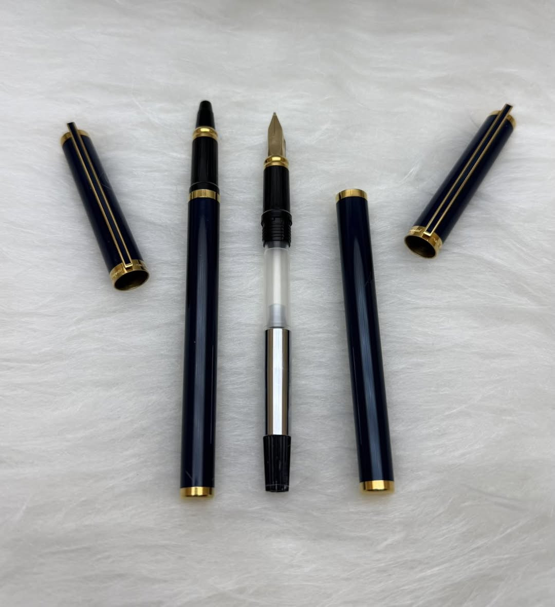 S.T.Dupont PARIS
سيت إس تي ديبونت
حبر و سوفت  
فرنسي المنشأ اصلي 
حجري لون نيلي 
ريشة(سلاية) ذهب خالص عيار 18k
جنكال + حلقات طلاء ذهب 
حجم الخط M
انتاج سنة الثمانينات 
جديد غير مستخدم 
مع العلبة الاصلية
للاستفسار المراسله على الواتساب او الاتصال بالرقم  *********** 
يوجد خدمة توصيل داخل بغداد و محافظات⁩
