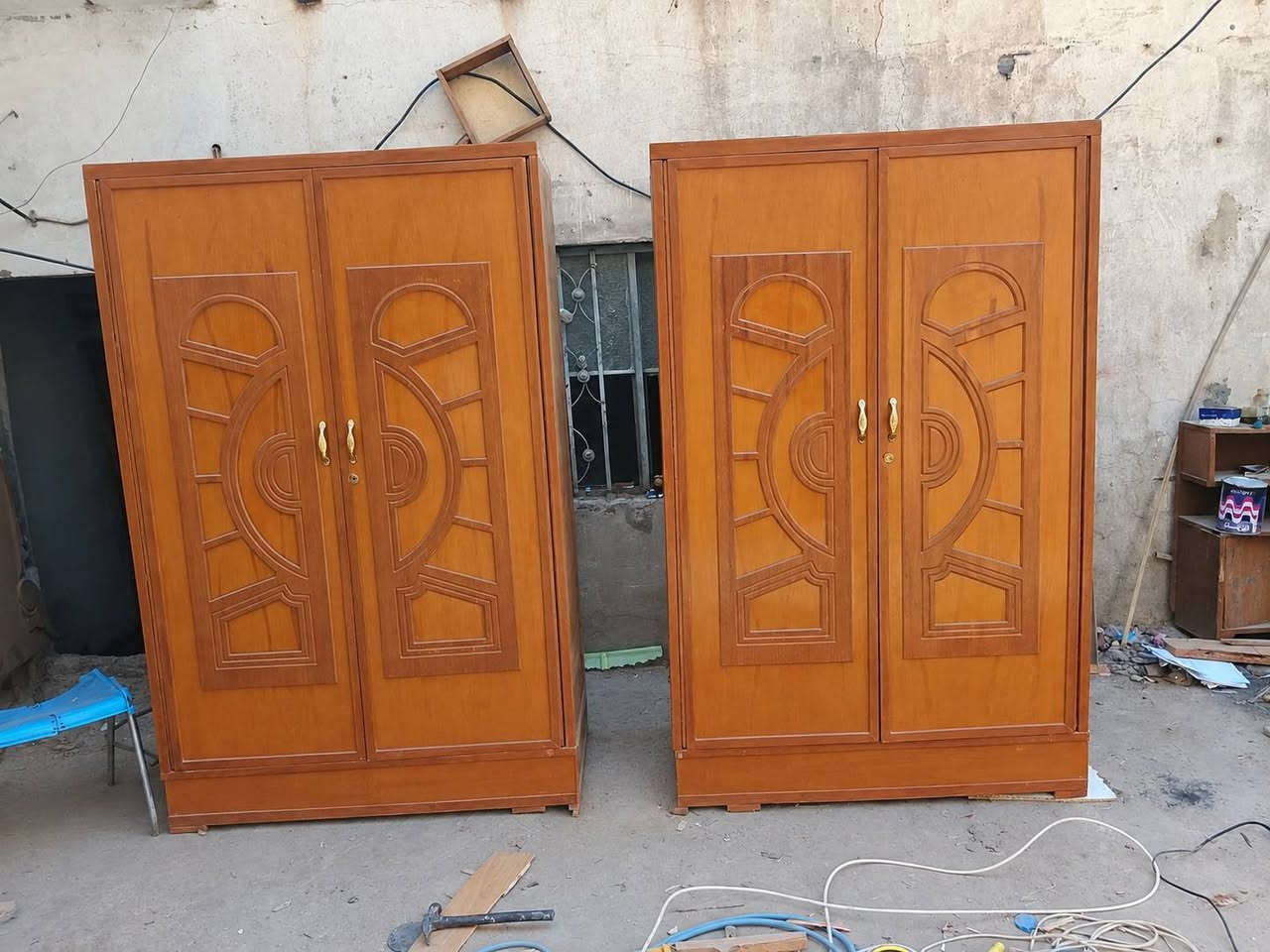 كناتير عدد 2نضيفات جدا  شرط خشب تسكام مو سوكي مصبوغ وملمع وجاهز كل كنتور بي 3رفوف يعني مال طلاب وبي مكان حماله مكاني بالقاسم شارع البريد ***********

