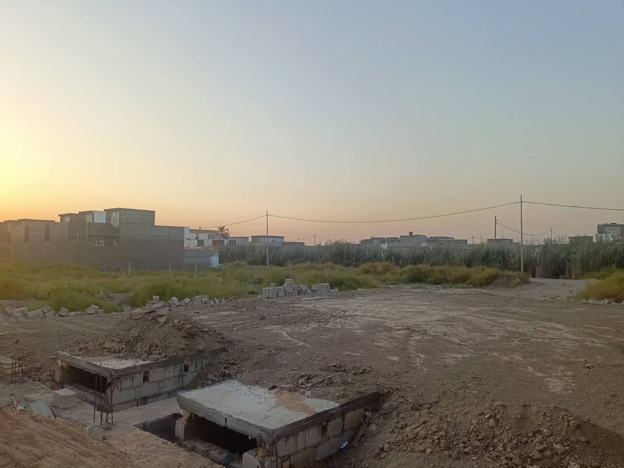السلام عليكم قطعه ارض للبيع  حي المهندسين الثاني ثاني قطعه عن الشارع الرئيسي 160متر  وجه 8 ونزال 20 متر  مبنيه بتلو شغل درجه اولى صب مركزي  مزفت ومدفون غرفتين وهول ومطبخ واستقبال وصحيات خارجيه وداخليه ومناور  السعر 24 وبي مجال
***********
***********

