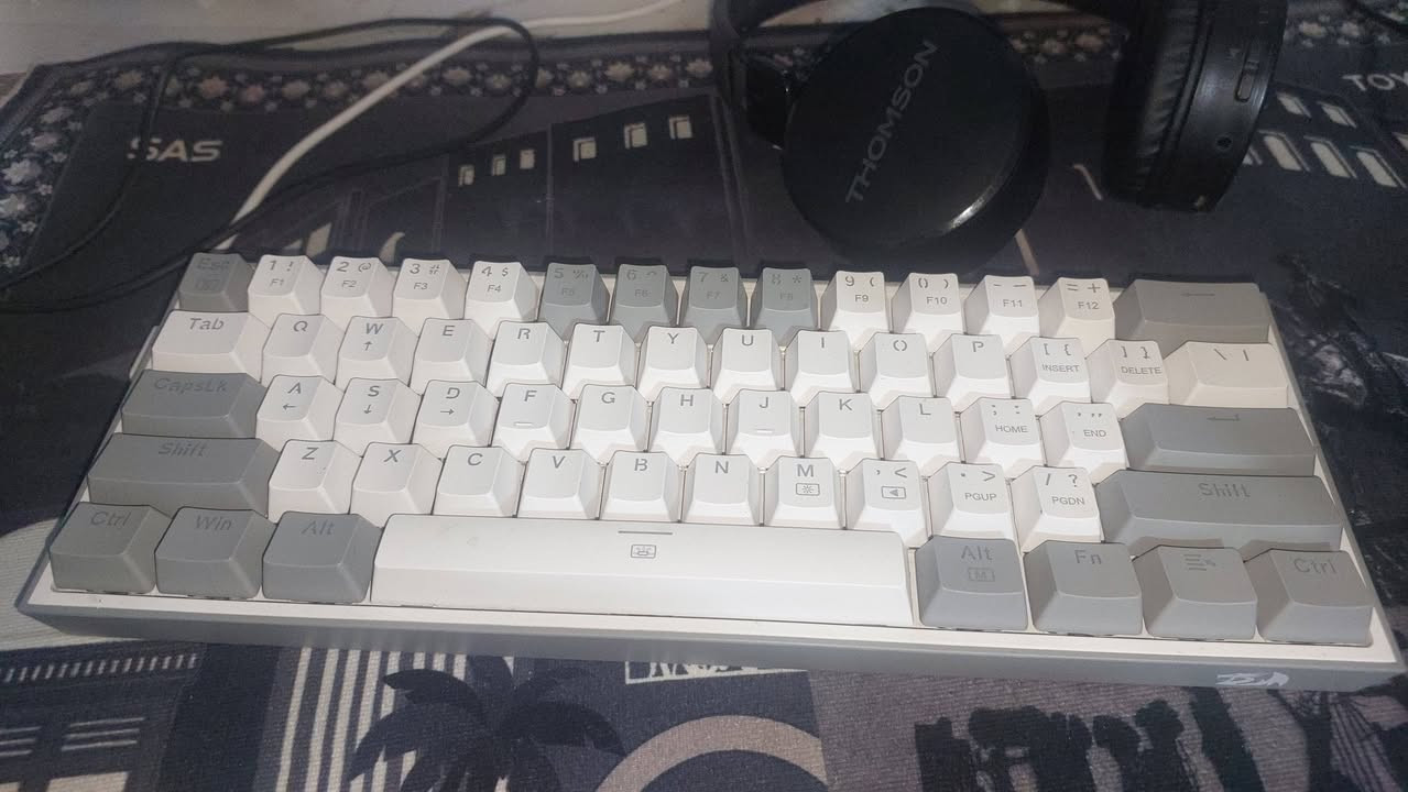 يا الله اللهم صل على محمد وال محمد عيني شباب عندي بي سي للبيع 
مذربورد Asus H310m-k
معالج intel i5 9400f 
كارت الشاشة Msi Gtx 1650 super
الرامات corsair 3200 16G
هارد Mass Ssd 128G + هارد 1 تيرا
بور سبلاي Mass 650w وياها  يو بي اس اوفلاين وماوس وكيبورد وميكروفون 
السعر خاص او التواصل واتساب 
***********
الاتصال
***********
