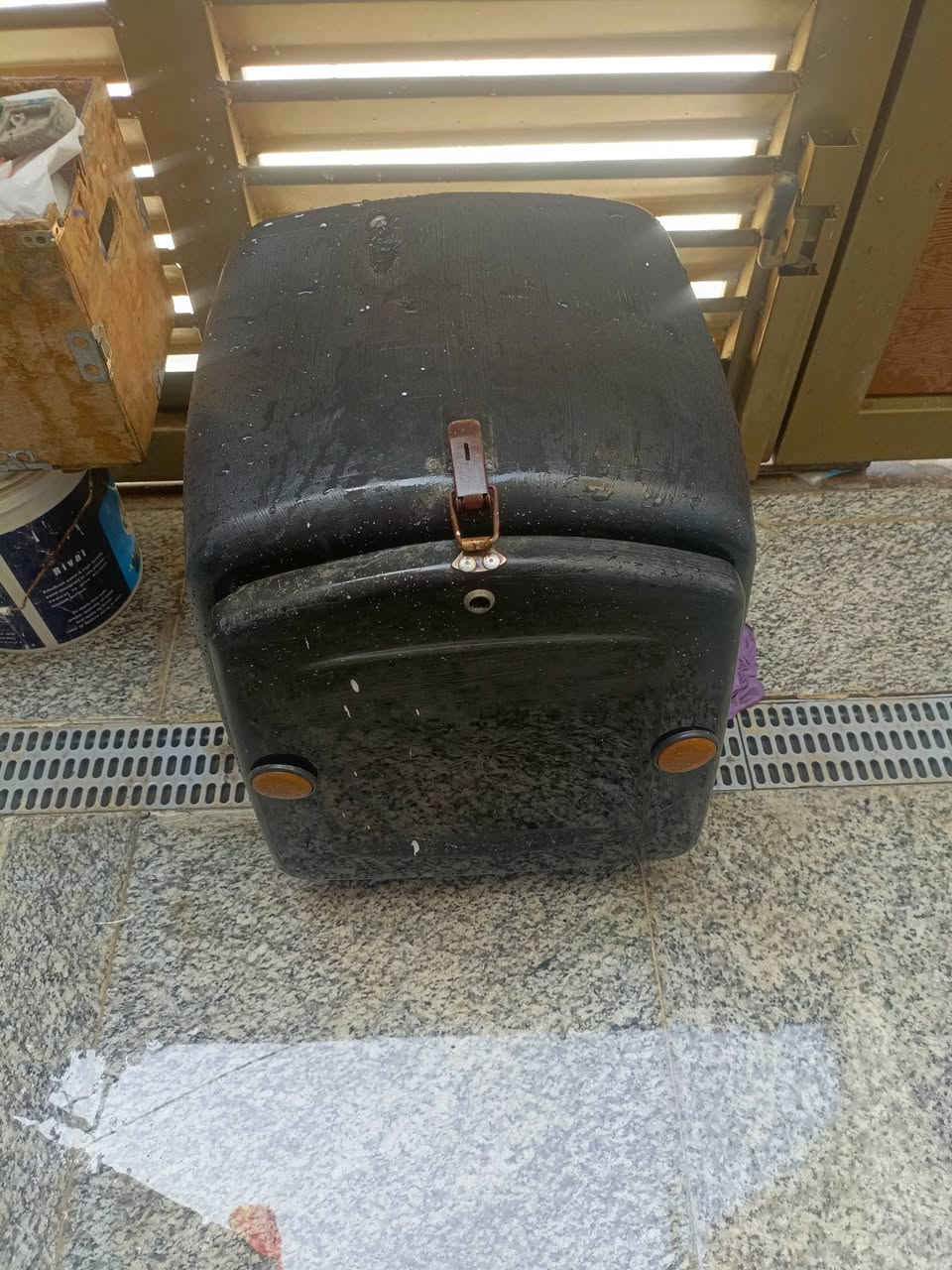 صندوق دلفري استعمال قليل نظيف بدون اي كسر.  *********** واتساب
