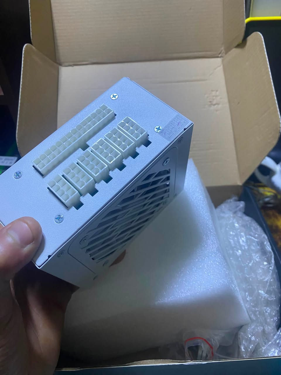 T.F.SKYWINDINTL، موديل SFX-500. باور سبلاي 

المواصفات الفنية:
القدرة الاسمية (Rated Power): 500 واط.
خط الـ 12V+ الرئيسي: يوفر 40 أمبير بقدرة تصل إلى 480 واط.
المقاس/الحجم: حجم صغير من نوع SFX مخصص للكيسات الصغرى (Mini-ITX / Small Form Factor).
نطاق الفولتية: يدعم الإدخال من 90V إلى 265V (وملصق خلفي يشير لجهد 220V).
التبريد: مروحة تبريد داخلية مزودة بحساس حراري لتعديل السرعة أوتوماتيكياً وتقليل الضوضاء.  السعر 45 وبي مجال *********** واتس اب. متوفر توصيل ايضا عنواني الشعب
