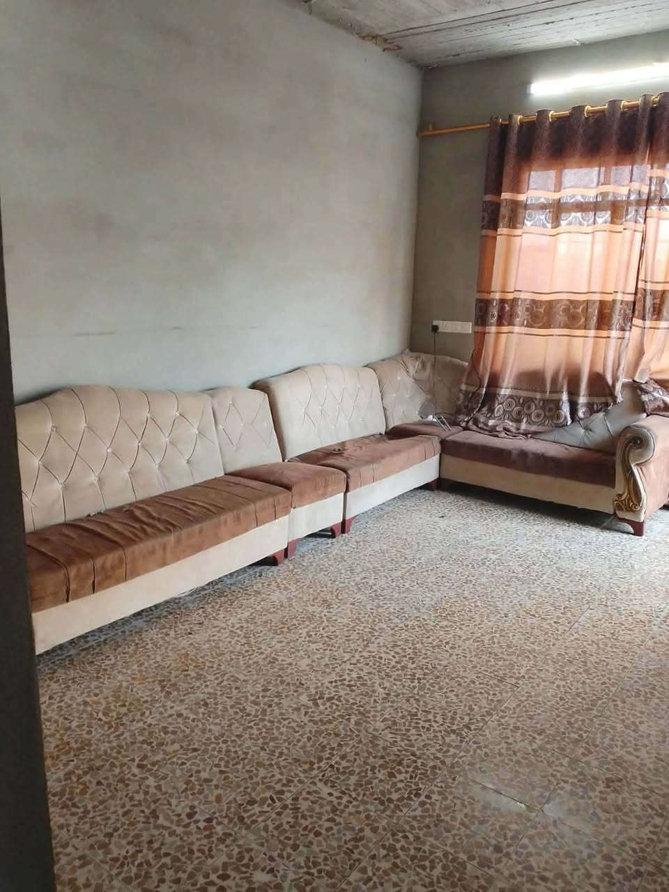 للبيع بيت مساحه 150 متر العنوان قوسيات يم جامع عبدلله بن ابي قحافه ماي كهرب غرفتين هول استقبال مطبخ تبليط يبعد 50 متر موقع مرتب سعرو 45 يرهم قصط مقدمه 15 وفوك وبشهر 500 وفوك غير ما يرهم شراي اتصل ***********
