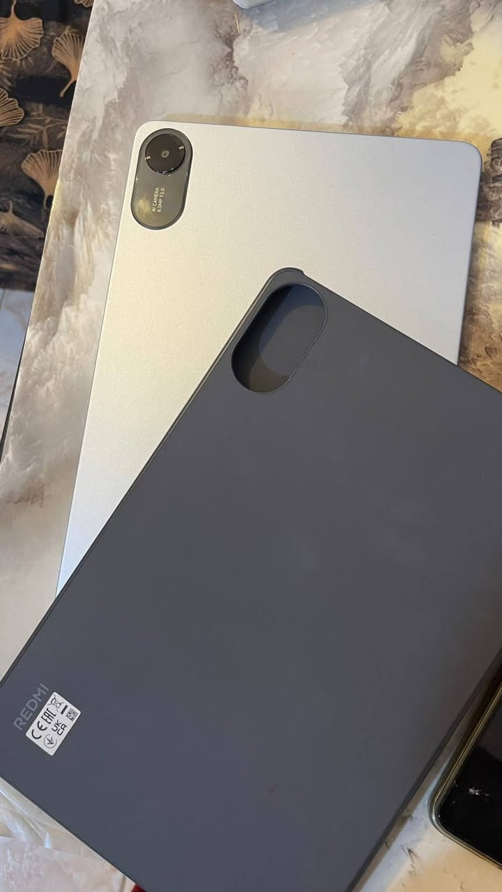 Redmi Pad 2 8/256
مستخدم اسبوع واحد
سعر الهاتف 270 وبي مجال
مواصفاته

* الشاشة: 11 إنش
* الدقة: 2560×1600 — 2.5K
* التحديث: 90Hz، يعني الحركة والتصفح سلسة
* الألوان: يدعم 1.07 مليار لون
* المعالج: MediaTek Helio G100-Ultra بتقنية 6nm
* RAM: 8GB
* الذاكرة الداخلية: 256GB
* يدعم ذاكرة خارجية: لحد 2TB
* النظام: Xiaomi HyperOS 2
* البطارية: 9000mAh
* الشحن: يدعم 18W، والشاحن الموجود بالعلبة 15W حسب المواصفات الرسمية
* الكاميرا الخلفية: 8MP
* الكاميرا الأمامية: 5MP
* الفيديو: 1080p/30fps
* السماعات: 4 سماعات مع Dolby Atmos
* Bluetooth: 5.3
* المنفذ: USB-C
* الوزن: تقريباً 510 غرام
* السماكة: 7.36mm
* يدعم القلم: الشاشة تدعم معدل لمس أعلى مع القلم، لكن القلم يباع منفصلًا حسب الباقة/المنطقة. 
* حماية للعين: شهادات TÜV Rheinland للضوء الأزرق والوميض والراحة البصرية.

نص مكتوب في الصور:
- 6:55
- 8/23
- الأحد
- 44