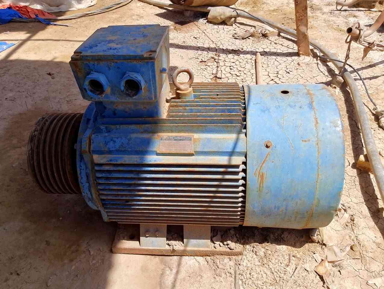 للبيع ماطور 150 حصان دورة 1500 شركة الؤلؤة بلادي نضيف جداً السعر 3 مليون ***********
