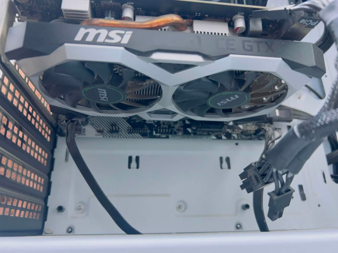 سلام عليكم تجميعه للبيع كاملة من كل نواحيه مواصفاتها معالج Ryzen 5 2600 رامات 16 هارد ssd256 وهارد hhd1تيرا كارت شاشه GTX 1650 SUPER شاشه 165 hz MSI كيبورد وماوس ريد راگون  وياها يوبي اس 1500  اوفلاين *********** للاستفسار سعرها 750
