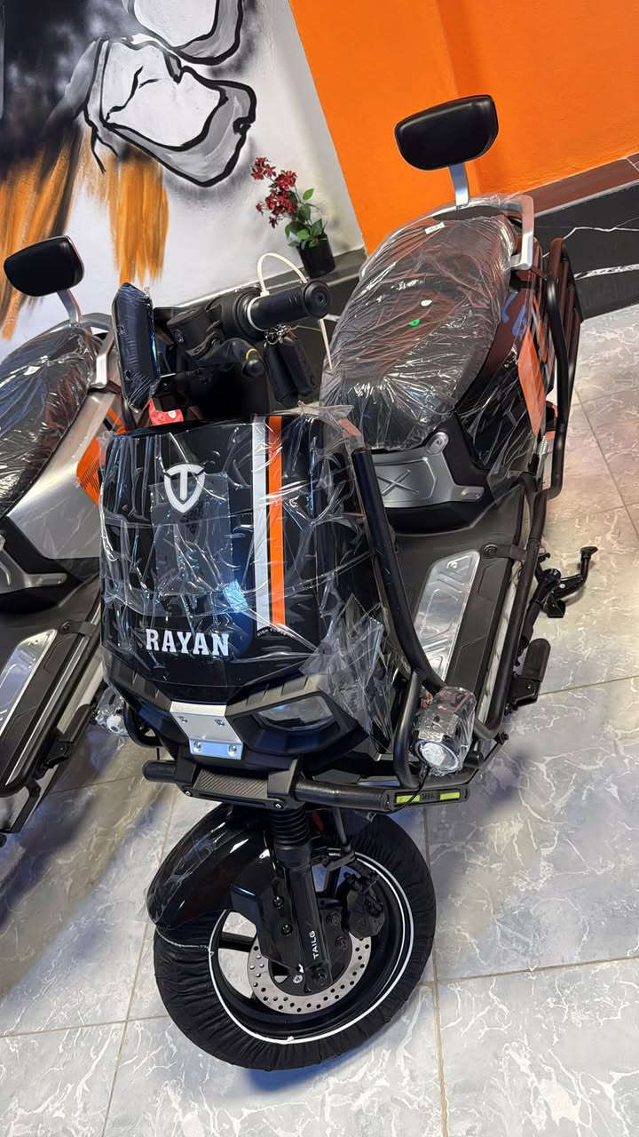 الريان وحش الكون
ملف 2000 W حقيقي 

سرعتها 80km/h 

تقطع بشحنة مسافة 75-80 km 

حجم تاير 12/90/90 

ضمان عقل +ملف لمدة سنة 

ضمان باتري لمدة 6 اشهر 

صيانة مجانية لمدة سنة 

سعرهاا 1,350,000 

الالوان ( اسود - رصاصي - ابيض ) 

كل قطع الغيار تكون متوفرة 

للاستفسار *********** 

النبال مول2 الوكيل الحصري لدراجات الريان

نص مكتوب في الصور:
- RAYAN ELECTRIC BIKE دراجات كهربائية بمواصفات عالية راحة .. أمان .. توفير بطارية قوية مدي طويل سرعة مناسبة للاستخدام اليومي أمان عالي بفرامل قوية شحن سريع وسهل الآن RAYAN امتلك دراجتك الكهربائية بالتقسيط المريح السعر النقدي 1,350,000 د.ع القسط الشهري 160,000 د.ع لمدة 10 أشهر للاستفسار والحجز تواصل معنا الآن النبال مول الفلوجة - الحي العسكري دراجتك ... لأسلوب حياة أفضل للجميع للعائلات للموظفين للطلبة