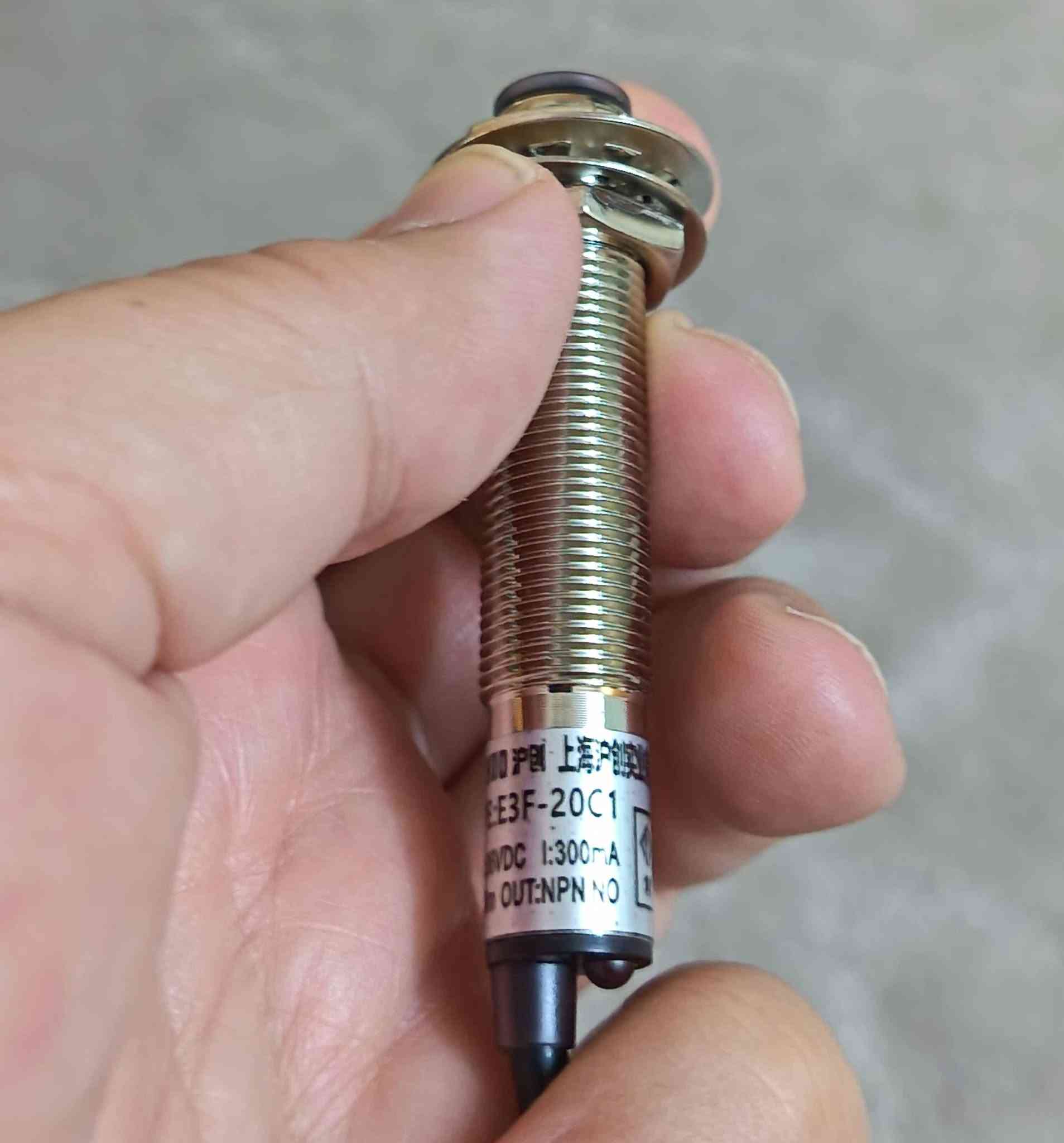 حساس قرب كهروضوئي (Photoelectric Proximity Sensor) أسطواني الشكل، ويحمل الموديل E3F-20C1.يعمل هذا الحساس بجهد تيار مستمر (DC) وبمخرج من نوع NPN مفتوح عادة (NO).يتميز بمسافة كشف طويلة تصل إلى 20 مترًا، مما يجعله مناسبًا لتطبيقات الأتمتة الصناعية المختلفة.

متوفر ١٠ فطع. التواصل عالخاص او واتساب ***********. يوجد توصيل لكل المحافظات.
