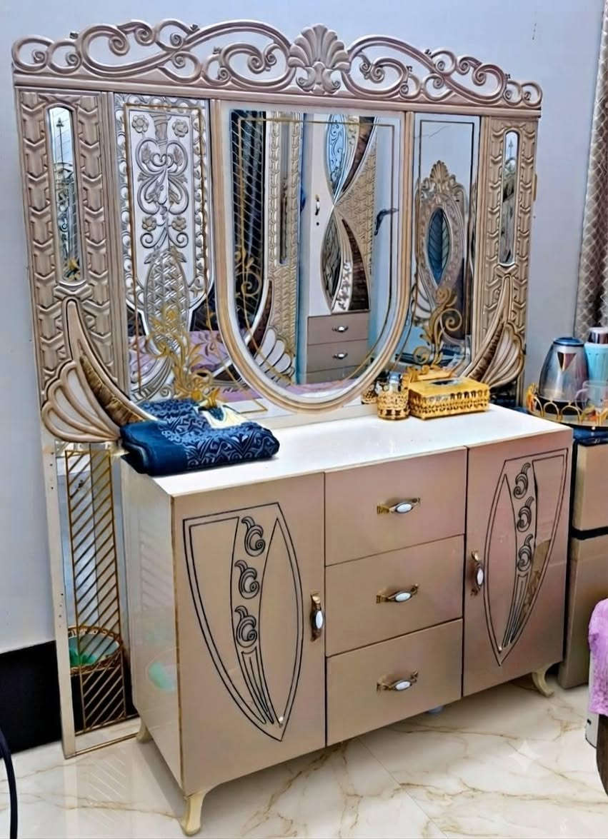 للبيع غرفة نوم ملكية تركي أصلي 100% وليست المقلدة.
✅ مكونة من 8 قطع
✅ جاهزة من كل شيء
✅ نظيفة ومحافظة عليها 

💰 تم شراؤها عام 2024 بسعر 3,500,000 دينار عراقي.
واليوم معروضة للبيع بسعر 990.000 الف دينار فقط،

للجادين فقط، المراسلة على الخاص أو الاتصال للاستفسار. مع صاحب الغرفه (***********)
