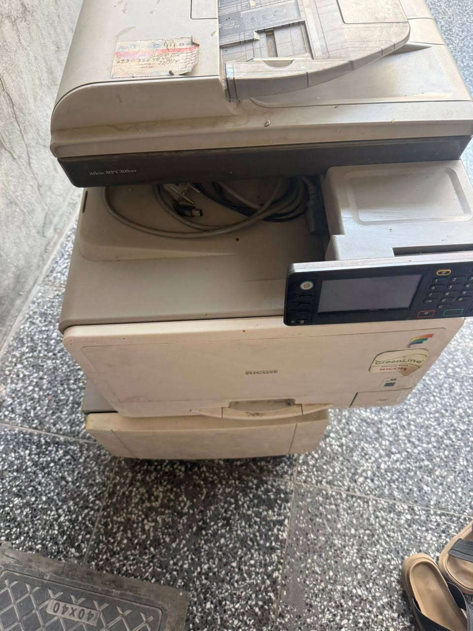 طابعه ليزريه نظيفه جدا للبيع بيهه عطل بسيط الكاترس مالتهه يطلع حبر واحد منهن فقط كامله مكمله طبع جدا ممتاز مكاني لشعله ***********
