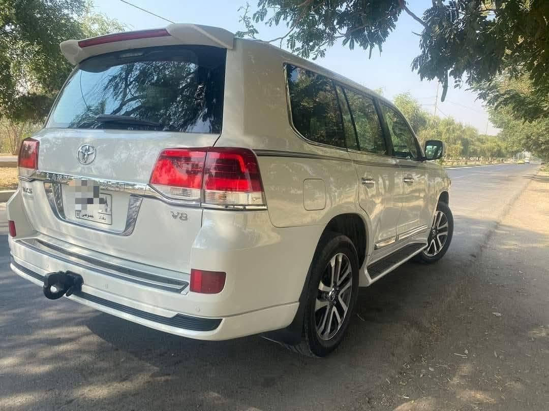 لاندكروز محدث ادوات
لاندكروز ٢٠١٠ محدث ٢٠٢١ 
السياره حادثها من الخلف محدثه ومصبوغه تحديث درجه اولى السياره محدثه داخل وخارج 
تخم تاير تشغيل عن بعد 
دوس ضوئيه 
جام يصعد وينزل ع بصمه 
السياره مصروف عليها
محرك وكير بالباكيت 
محرك مامفتوح 
السياره جاهزه من كلشي
متومة بغداد بدون كصه 
مكاني الحله 
للاتصال ***********
