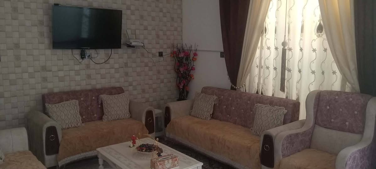 بيت للبيع مساحة 100متر مربعة بناء درجة اولى كونكريت مسلح حي الجامعة ***********

