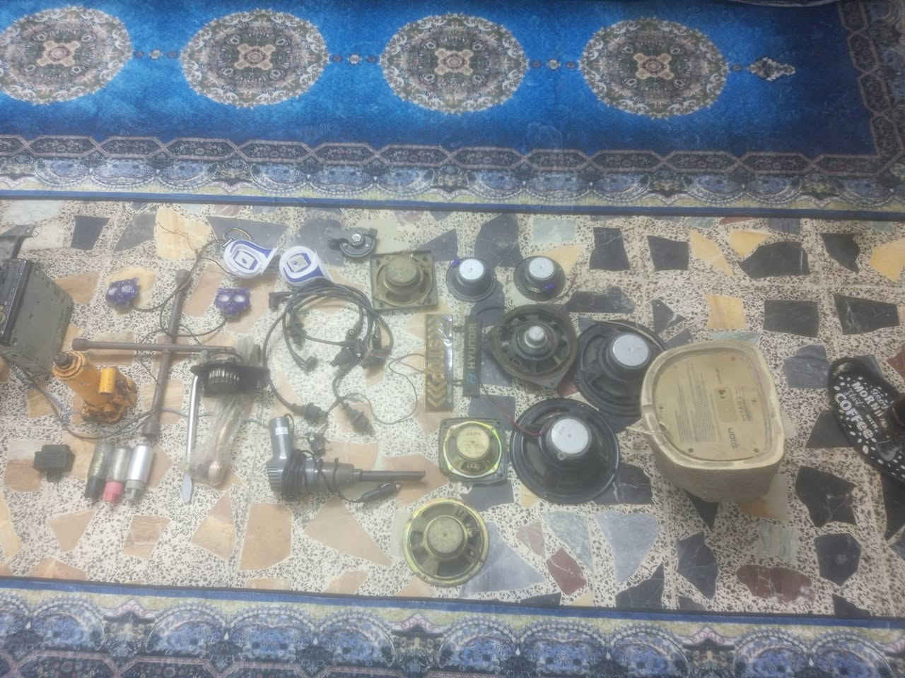 سلام عليكم اغراض سياره البيع الفيدكم اتصل علئ رقم ***********
