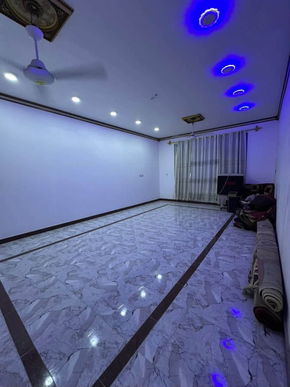 🏡/ دار للبيع المساحة ٣٠٠ م طابو صرف 

                الواجهة ١٥ م / النزال ٢٠ م 

🧱/ بناء حديث سنة ٢٠٢٢ نظيف جداً 

الطابق الاول / مطبخ . هول . استقبال . غرفتين نوم . مجمع صحيات داخلية وخارجية. گراج . حديقة 

الطابق الثاني/ خمس غرف نوم . هول . مجمع صحيات 

🌏الموقع/ حي الاساتذة الاولى خلف دكتور عادل الكرعاوي يقع امام متنزه 

⭕️نستقبل جميع العروض السكنية والزراعية و التجارية في جميع مناطق الحلة 

لمعرفة السعر مراسلة الصفحة او مراجعة مكتب 

بشار للعقار والمقاولات شارع ٦٠ بداية شارع الحسينية 

***********       ***********
