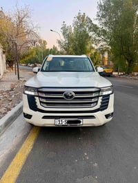 لاندكروز 2025 رقم بغداد  ضمان شركه ساز ١٥ تبديله دهن مجانيه  السياره ف...