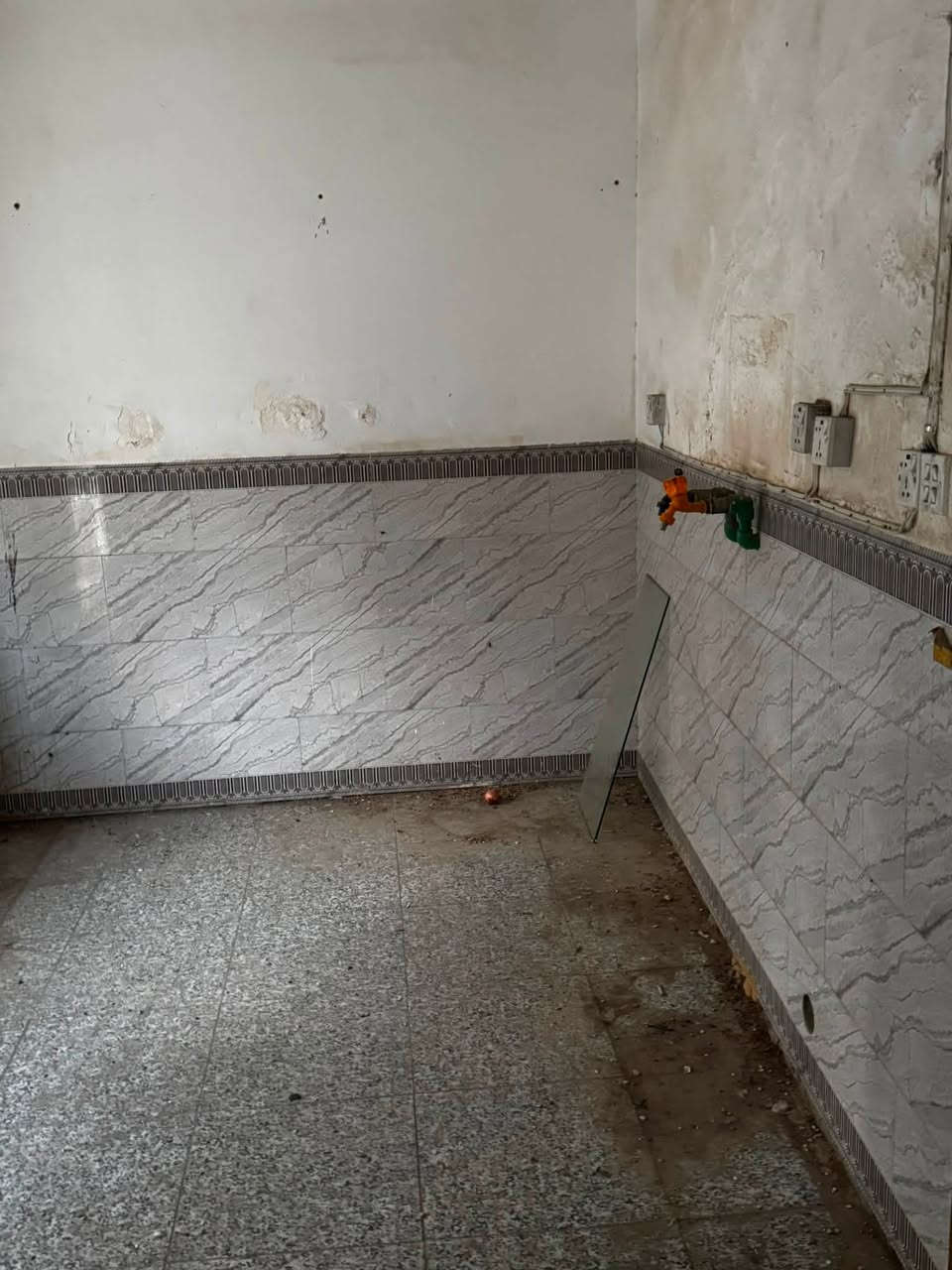 بيت للإيجار • الجمهوري مقابل جامع الحكيم • ٣ غرف