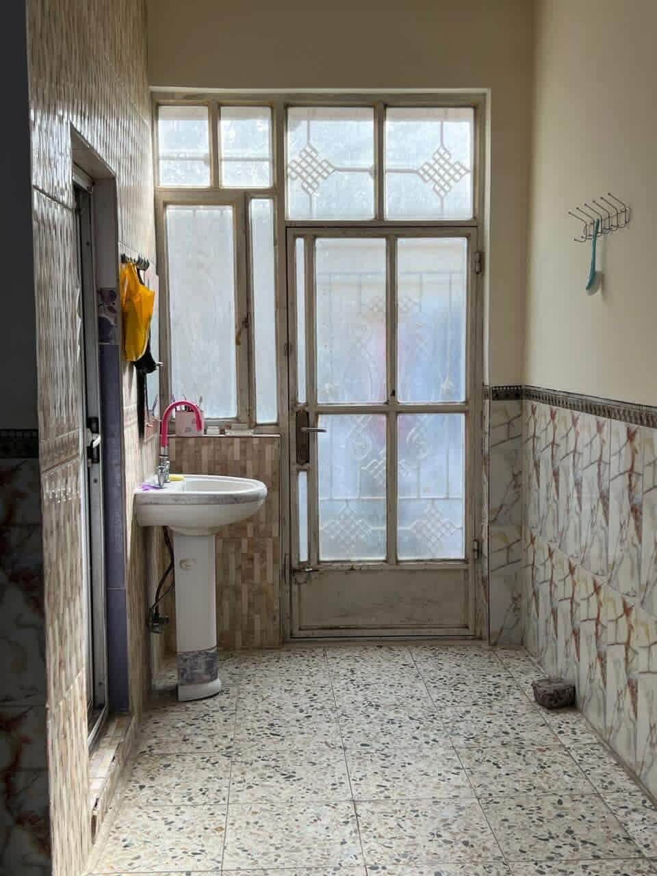 بيت للبيع في منطقه المدائن سلمان باك مساحه البيت
200متر ويحتوي علاى كراج لسياره واحده لقط وحديقه واربع غرف نوم وصاله جاوس عدد 2 ومجمع صحيات عدد2 ويحتوي علاى صحيات خارجيه للضيوف بناء حديث واجهة البيت حجر طبيعي صنف البيت طابو زراعي سند 25 ويحتوي علاى جميع الخدمات من الماء والتبليط والمجاري والكهرباء والانترنت
وبسعر مناسب جداً
للاستفسار اكثر الاتصال ***********
