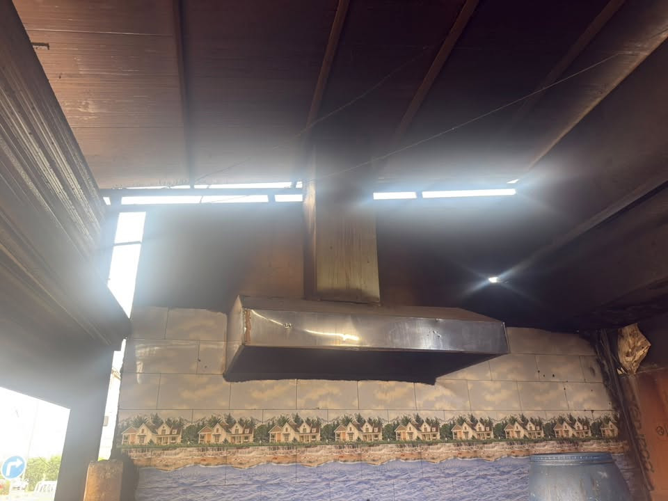 السلام عليكم غراض مطعم للبيع
شويه ٨ شيش  
دكت عدد ٣
طباخ عدد ١ واحد ٣ عيون
خوض سمك عدد ١
تنور مندي عدد ١ 
كاونتر عدد ١
مكان بغداد الغزالية
الاتصال على الرقم ***********
