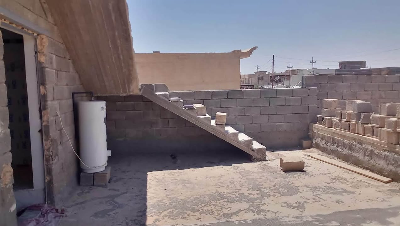 دار سكن للبيع – موقع ممتاز
 الموقع: حديثة حي العسكري قرب ساحة الغاز
 المساحة: 350 متر مربع
 جنس العقار:  (غير طابو)
 عدد الطوابق: طابقين
تفاصيل البناء:
 الطابق الأول (الأرضي):
 غرفتين نوم، هول، ديوانية، مطبخ، وصحيات.
 الأرضيات صب ناعم (الديوانية أرضية سيراميك).
 المطبخ والصحيات قيد الإنشاء.
 الطابق الثاني:
 غرفتين نوم وصحيات معزولة.
 الطابق مكتمل بالكامل (تغليف سيراميك).
السعر المطلوب: 65 مليون دينار (عراقي) مع تفاوض بسي
للاستفسار ***********
