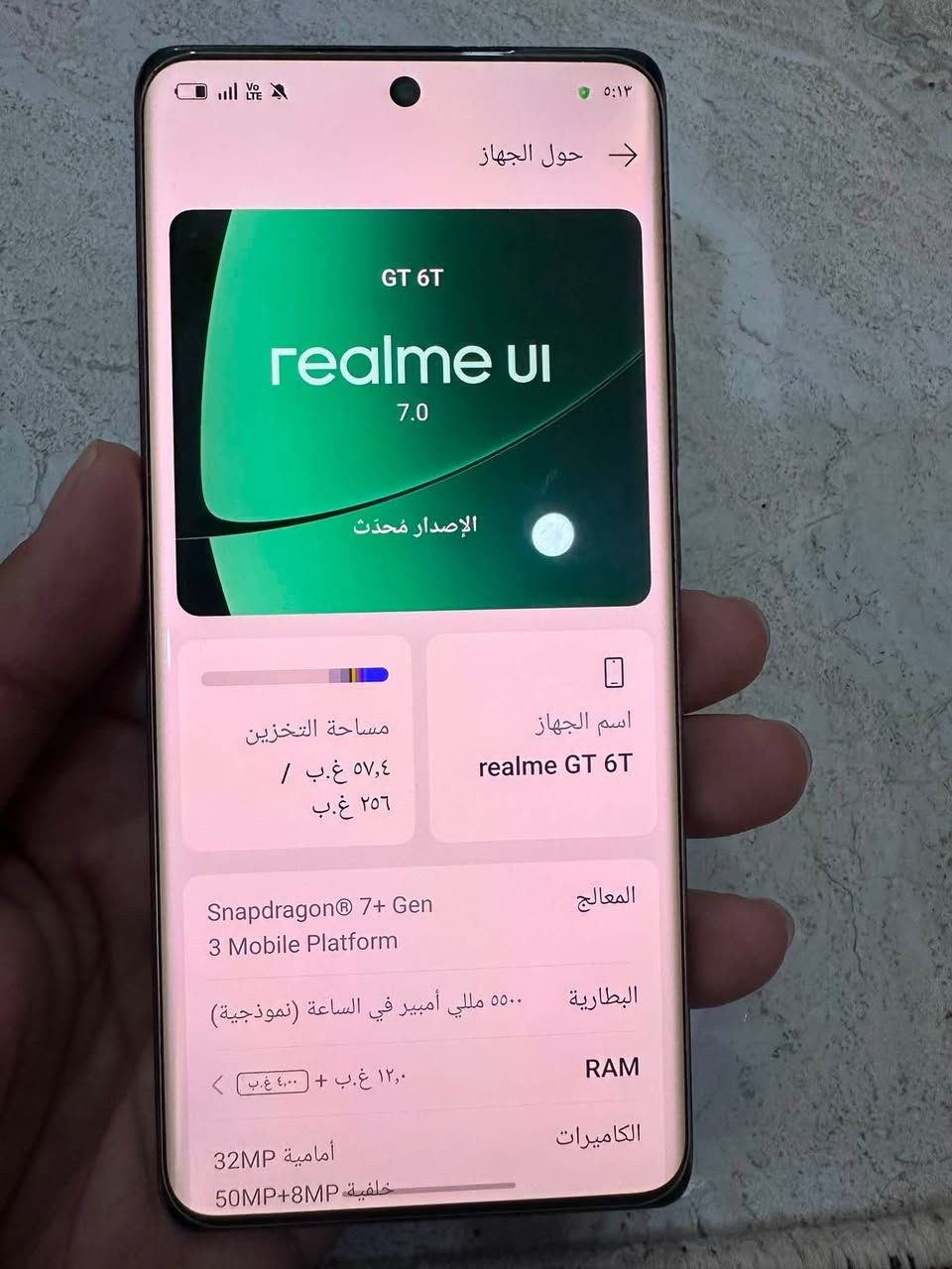 Realme GT 6T تقديم أداء قوي مع شاشة ممتازة وسرعة شحن فائقة.
المواصفات الرئيسية
 الشاشة: LTPO AMOLED بحجم 6.78 بوصة، بدقة 1.5K، ودعم معدل تحديث 120Hz، وسطوع يصل إلى 6000 شمعة (الأعلى في فئته)، مع حماية Corning Gorilla Glass Victus 2.
 المعالج: Snapdragon 7+ Gen 3 بتكنولوجيا 4 نانومتر، يقدم أدائاً قريباً جداً من المعالجات الرائدة.
 الذاكرة والتخزين:
 RAM: 8 أو 12 جيجابايت (LPDDR5X).
 التخزين: 256 جيجابايت (UFS 4.0 
 الكاميرات:
 رئيسية: 50 ميجابكسل بمستشعر Sony LYT-600 مع مثبت بصري OIS.
 واسعة جداً (Ultra-wide): 8 ميجابكسل.
 سيلفي: 32 ميجابكسل تدعم تصوير فيديو 4K.
 البطارية والشحن: 5500 مللي أمبير مع شحن سريع بقدرة 120 واط (يتم الشحن حتى 50% في نحو 10 دقائق).
 النظام: Android 14 مع واجهة Realme UI 5.0 السعر 370 مكاني الديوانيه اتصال ***********
