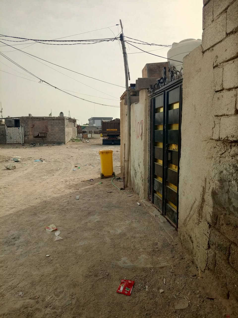 بيت تجاوز للبيع قبله حي لمهندسين غرفه دونيه هول مطبخ طارمه حمامات ثنين سقف سندويج ماعلي ازاله عل شارع سعر 12 شراي تصل ***********
