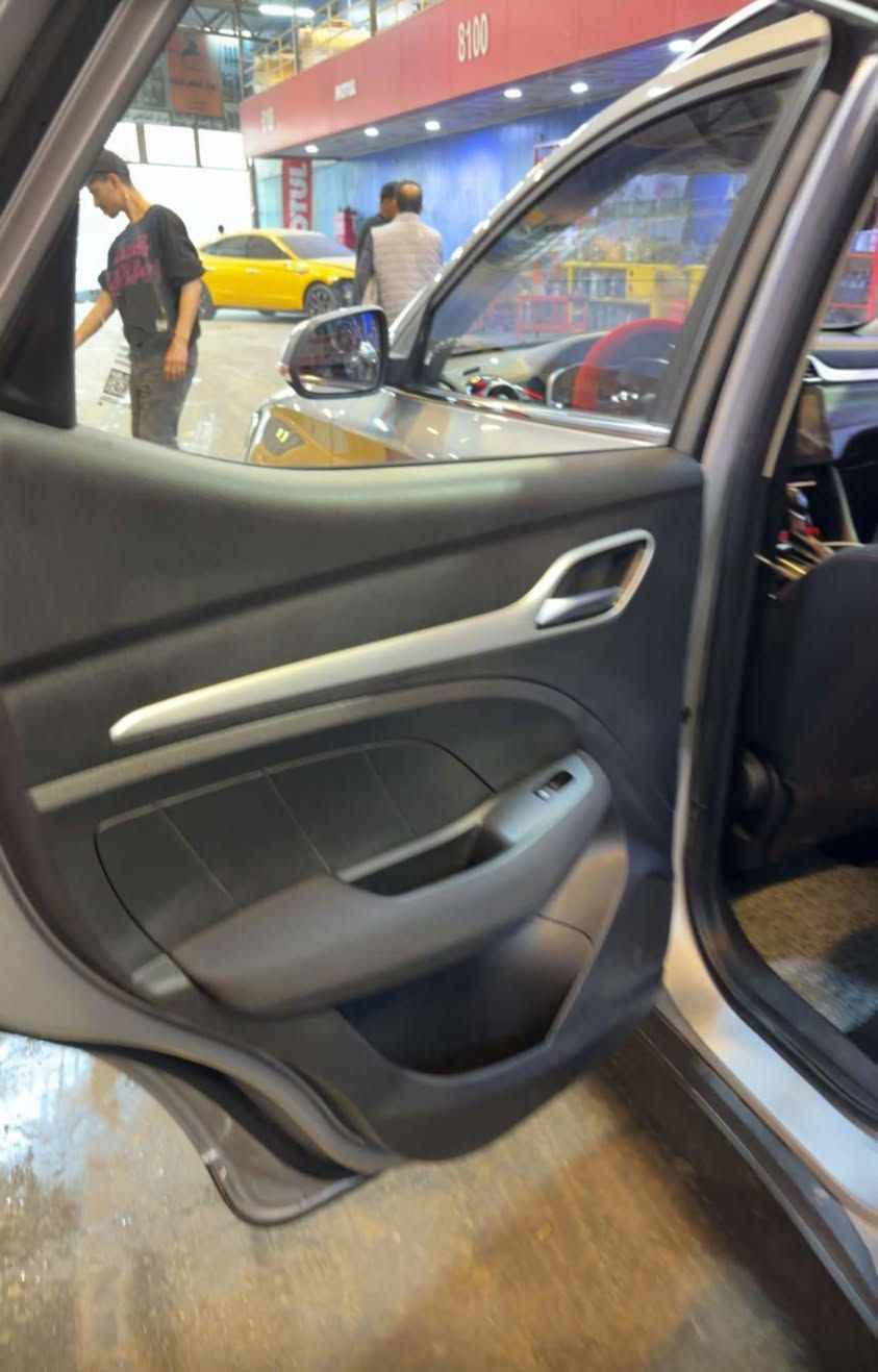 للبيع2024 MG ZS 1.5
* المحرك: 1.5 لتر، 4 سلندر بنزين
* القوة: حوالي 112–118 حصان حسب السوق والمواصفة
* العزم: 150 نيوتن.م
* القير: CVT أو أوتوماتيك 4 سرعات حسب سنة/نسخة السيارة؛ مواصفات ZS 2021 العراقية المنشورة تشير إلى 1.5 بقوة 112 حصان و150 نيوتن.م. 
* الدفع: أمامي FWD
* الخزان: حوالي 48 لتر
* عدد المقاعد: 5
* سعة الصندوق: حوالي 448 لتر
* السرعة القصوى: حوالي 170 كم/س
* 0–100 كم/س: حوالي 10.9 ثوانٍ للنسخة 112 حصان. 
* الأبعاد: تقريباً 4.31 م طول × 1.81 م عرض × 1.62 م ارتفاع. 

من الصور تحديداً السيارة تبدو بفئة جيدة التجهيز: جنوط ألمنيوم، قضبان سقف، حساسات خلفية، ومقصورة بلمسات جلدية/فخمة 
السعر 135  
مكان الديوانية حي الجزائر ***********
