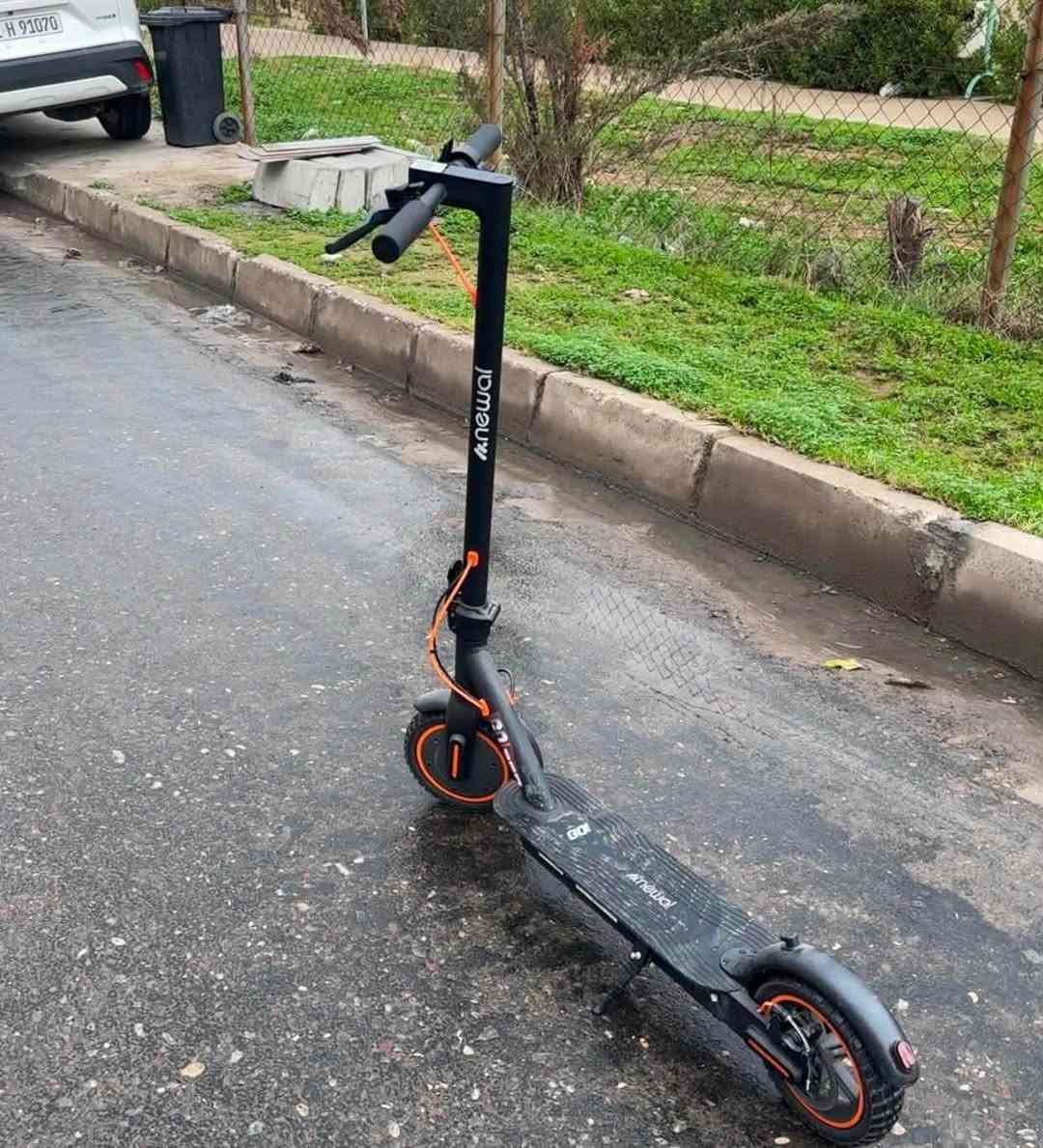 مساء الخير جميعاً عندي اسكوت للبيع نظيف كلش استخدام قليل كلو بشرط بطاريات فول شحن فول تايرات جديدة بية ثلاث أنظمة قيادة عادي وسط وسريع وبلوتوث بية مكاني أربيل عنكاوة *********** 
***********
يوجد وتساب وفايبر ماسنجر وشاري يتصل
