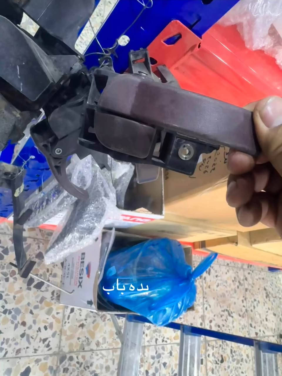 قطع غيار بيك اب تيوتا ونيسان 
بصره صناعية حمدان
*********** البصرة, العراق

نص مكتوب في الصور:
- ستيرن اصلي وكاله نافارا
- ربل جام بانفارا
- يده باب
- كيرز نافارا عادى واتماتك زيرو
- عقل اوتماتك اصلى
- ظفيره نافارا اوتوماتك
- عينه كيجات نافارا اوتماتك