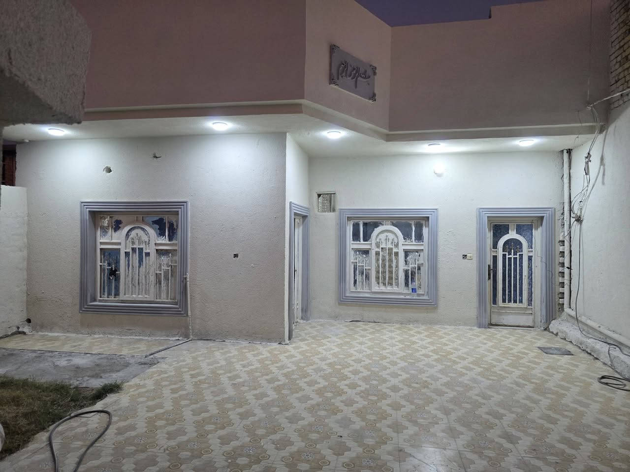 بيت للبيع مساحه ٢٠٠م كوت حي الحكيم شارع بني تميم يبعد عن الشارع العام ٢٠٠م تفاصيل البيت البناء طابوك يحتوي على غرفتين وصاله ومطبخ واستقبال وصحيات وكراج وحديقة السعر ٥٥مليون وبي مجال للاستفسار مراجعه دلاليه احمد السعيدي للاتصال *********** ***********
